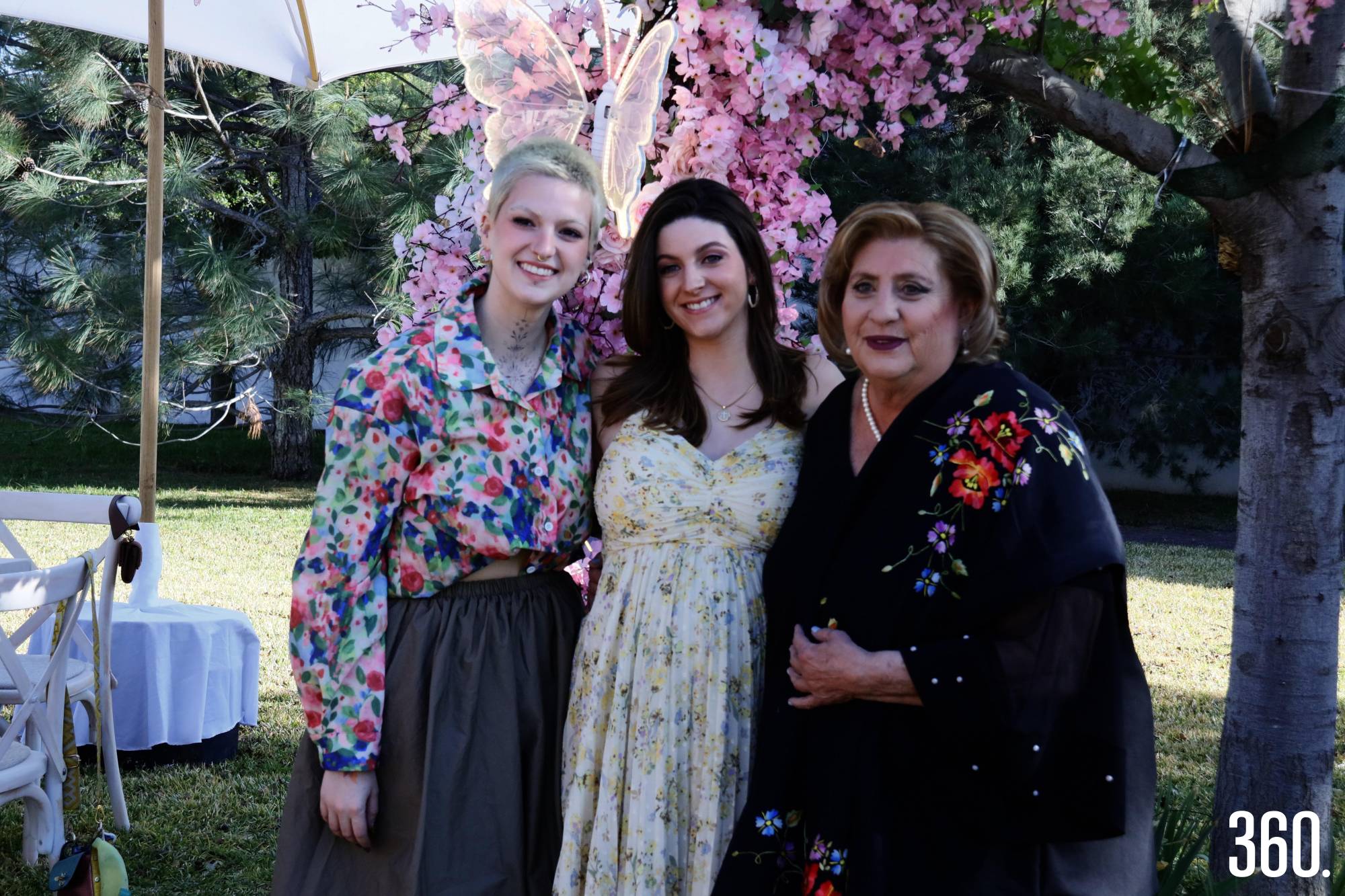 $!Verónica e Isabella Cárdenas con su abuelita Nena Masso.