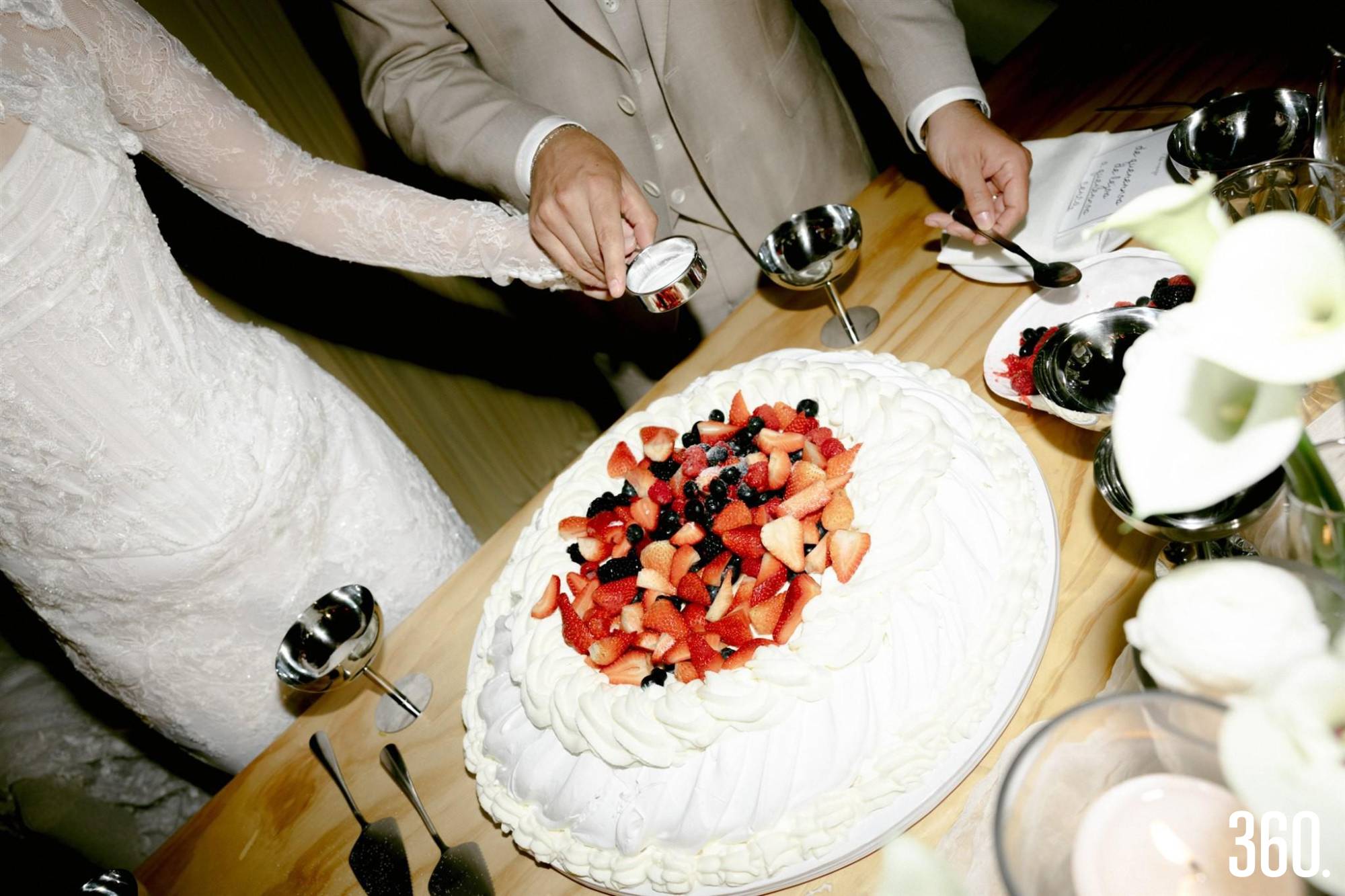 $!El pastel de bodas se convirtió en uno de los detalles más especiales de la celebración.