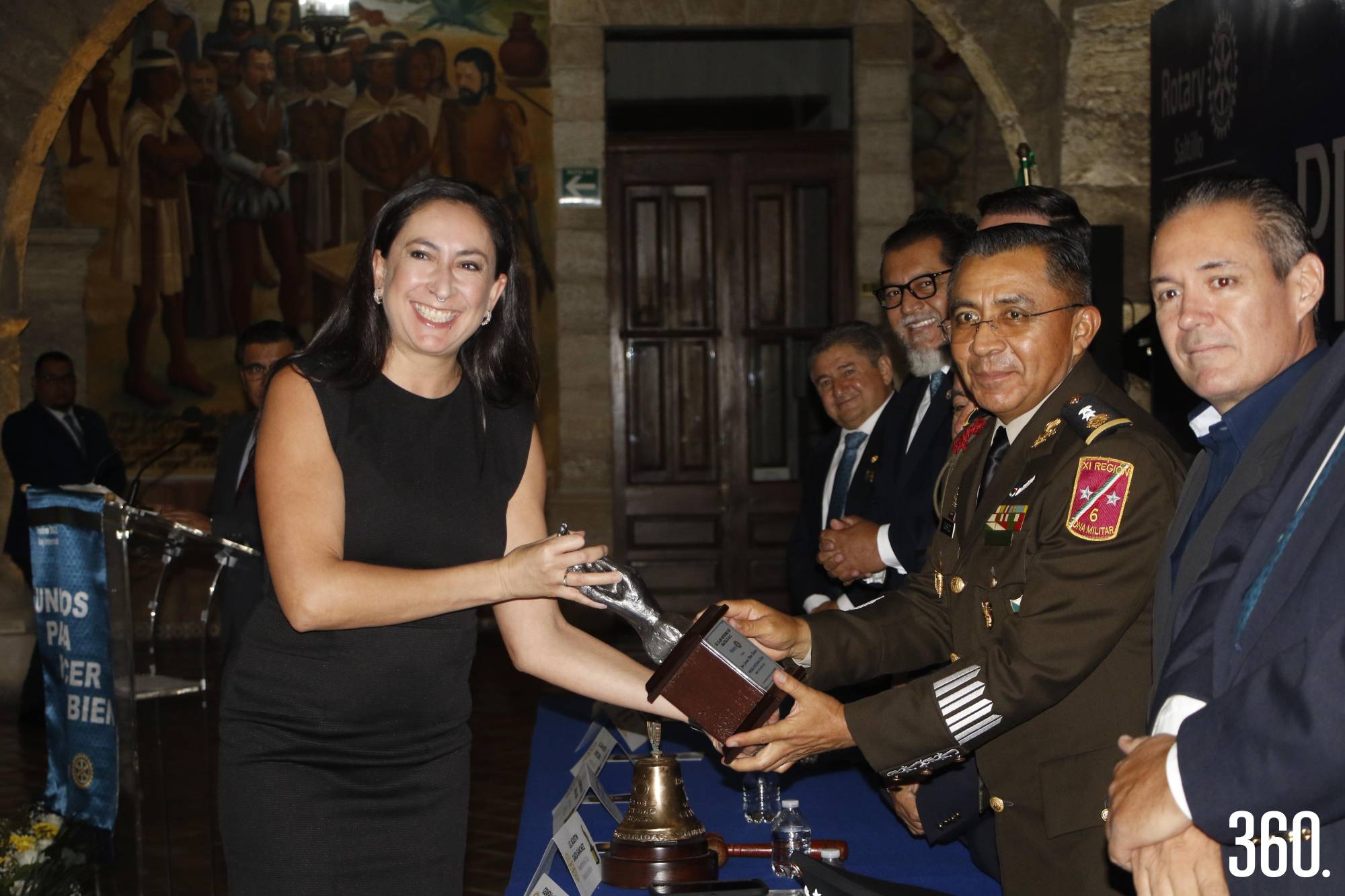 $!Zaraí Salvador Mátar recibiendo su reconocimiento.