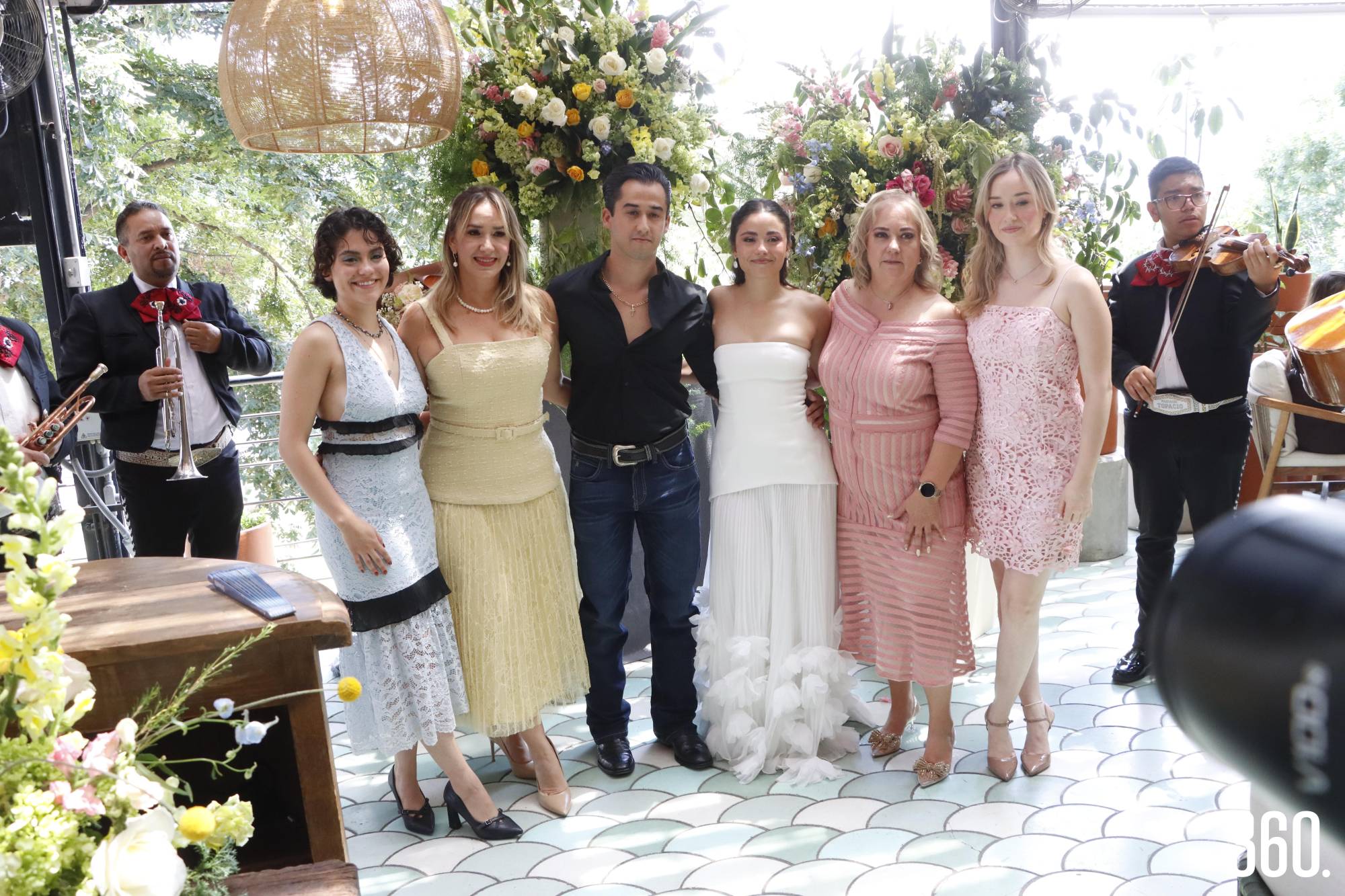 $!Paola con su hermana, Mariana Ríos, su suegra Greta del Bosque, su prometido Carlos Rodríguez, su madre Mónica Rodríguez y su cuñada Greta Rodríguez.