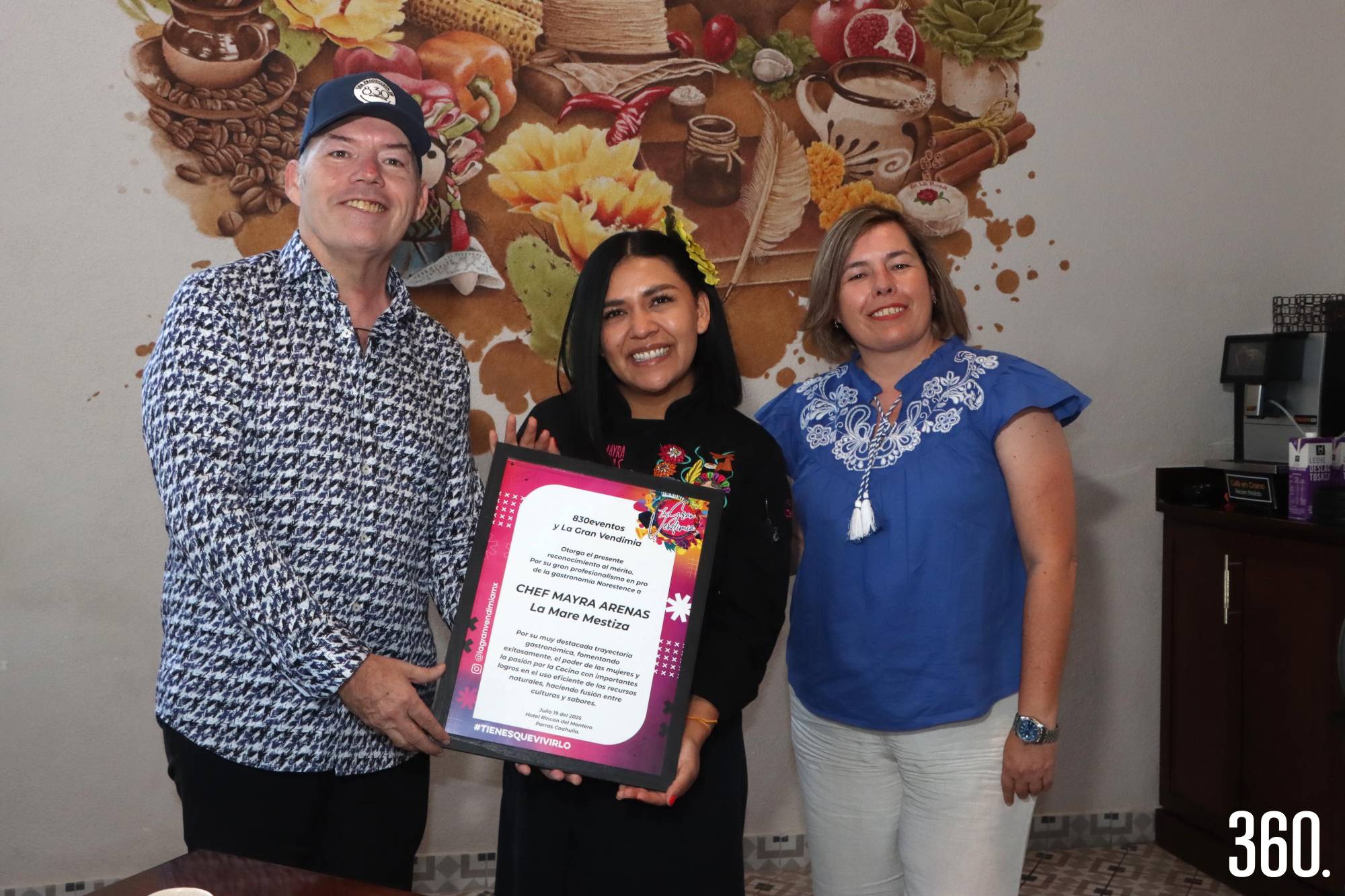 $!Jesús y Verónica Sánchez de Valle directivos de “La Gran Vendimia, el Festival Internacional del Vino y la Buena Vida”, entregaron un reconocimiento a la Chef Mayra Arenas por su cuarto año de participar en este evento con causa.