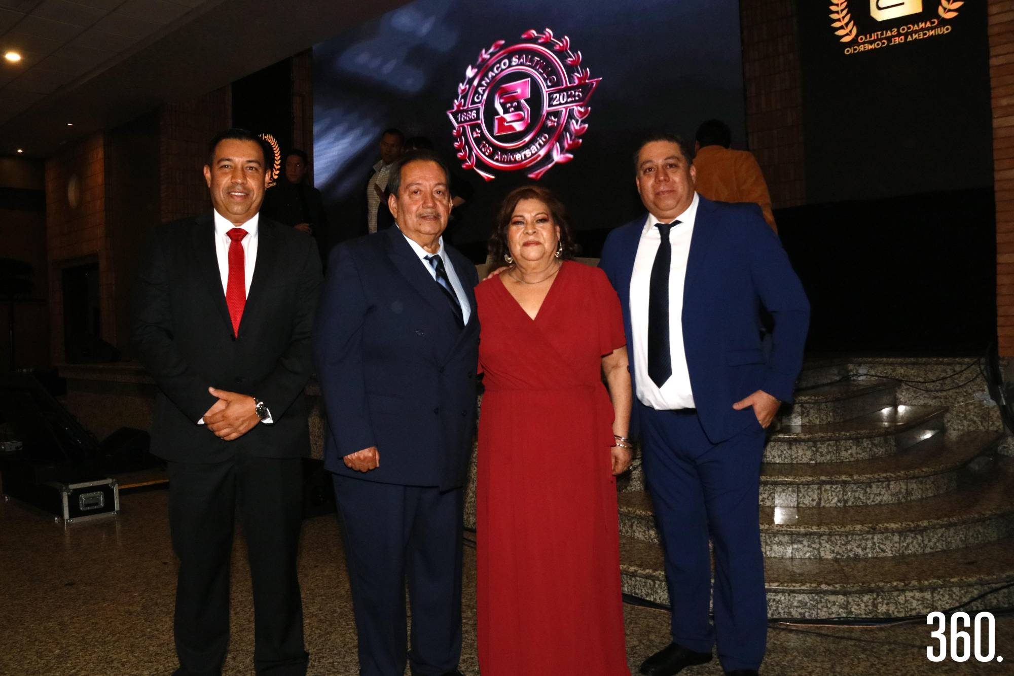 $!Mario Aguirre Hernández ganador de la presea al Comerciante Distinguido del Año acompañado por su esposa María Josefina Rangel y sus hijos Mario y Miguel.