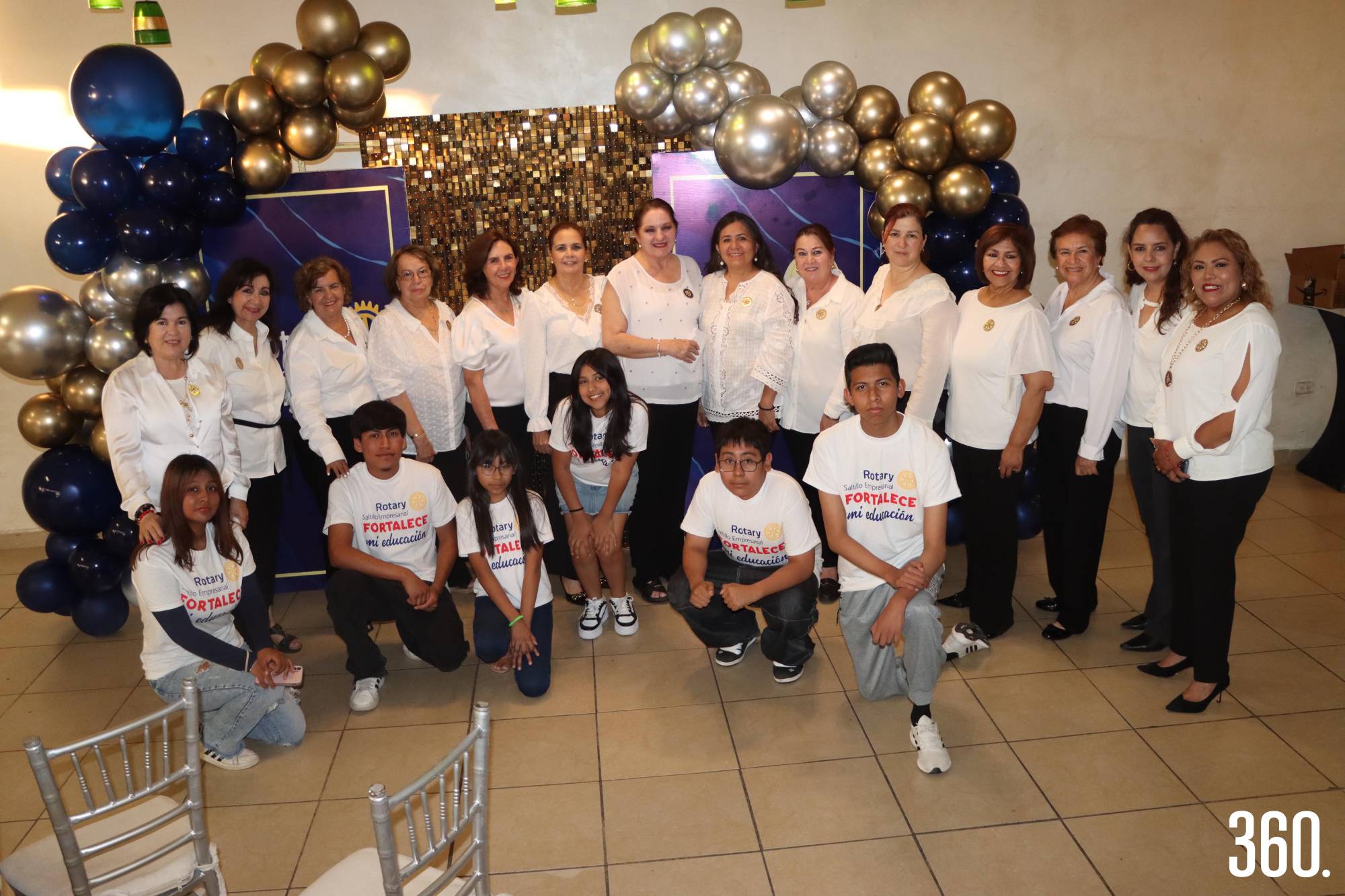 $!El Club Rotario Saltillo Empresarial junto a los jóvenes becados.