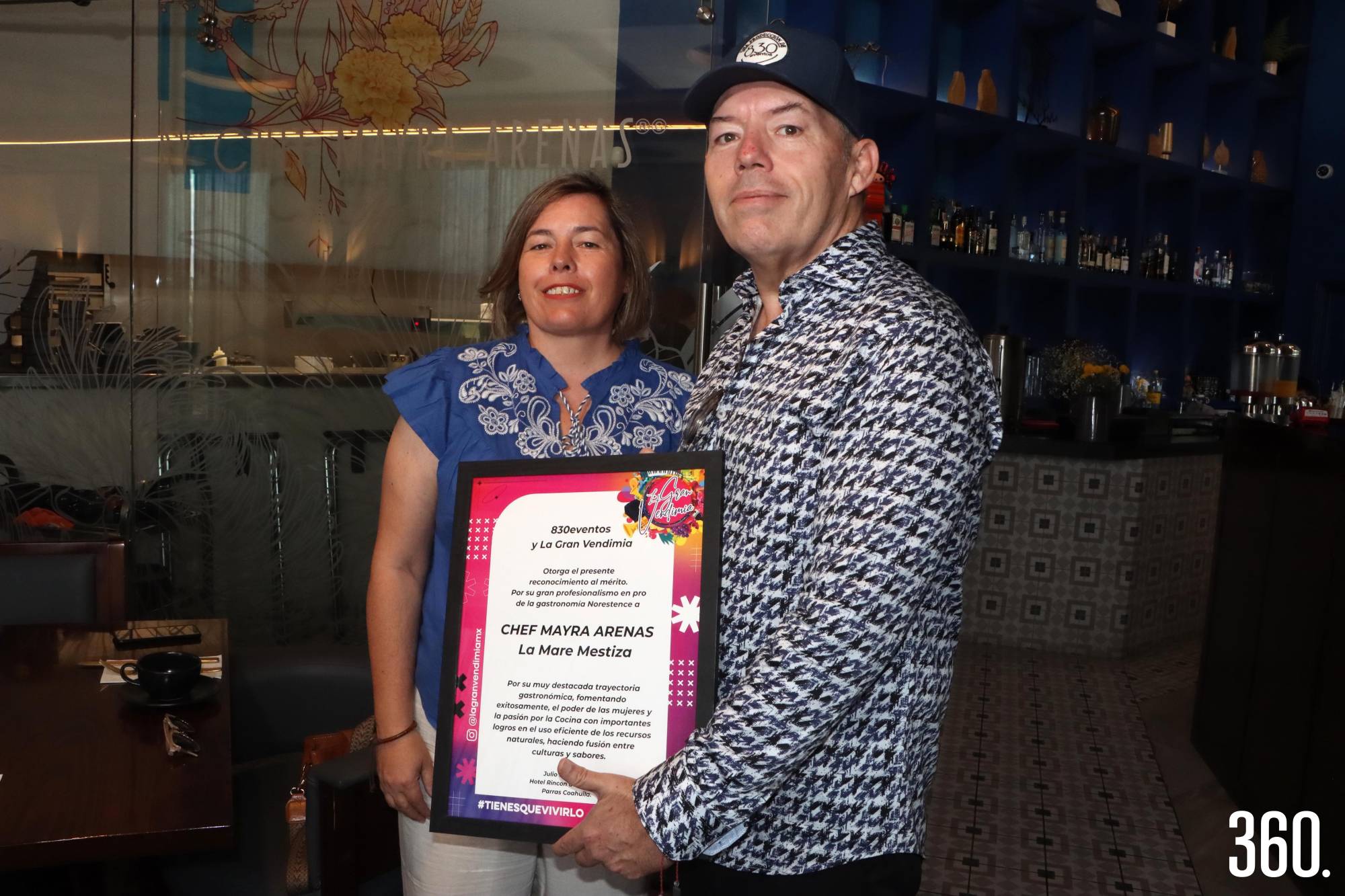 $!Verónica y Jesús Sánchez de Valle directivos de “La Gran Vendimia, el Festival Internacional del Vino y la Buena Vida”, muestran el reconocimiento que entregaron a la Chef Mayra Arenas.