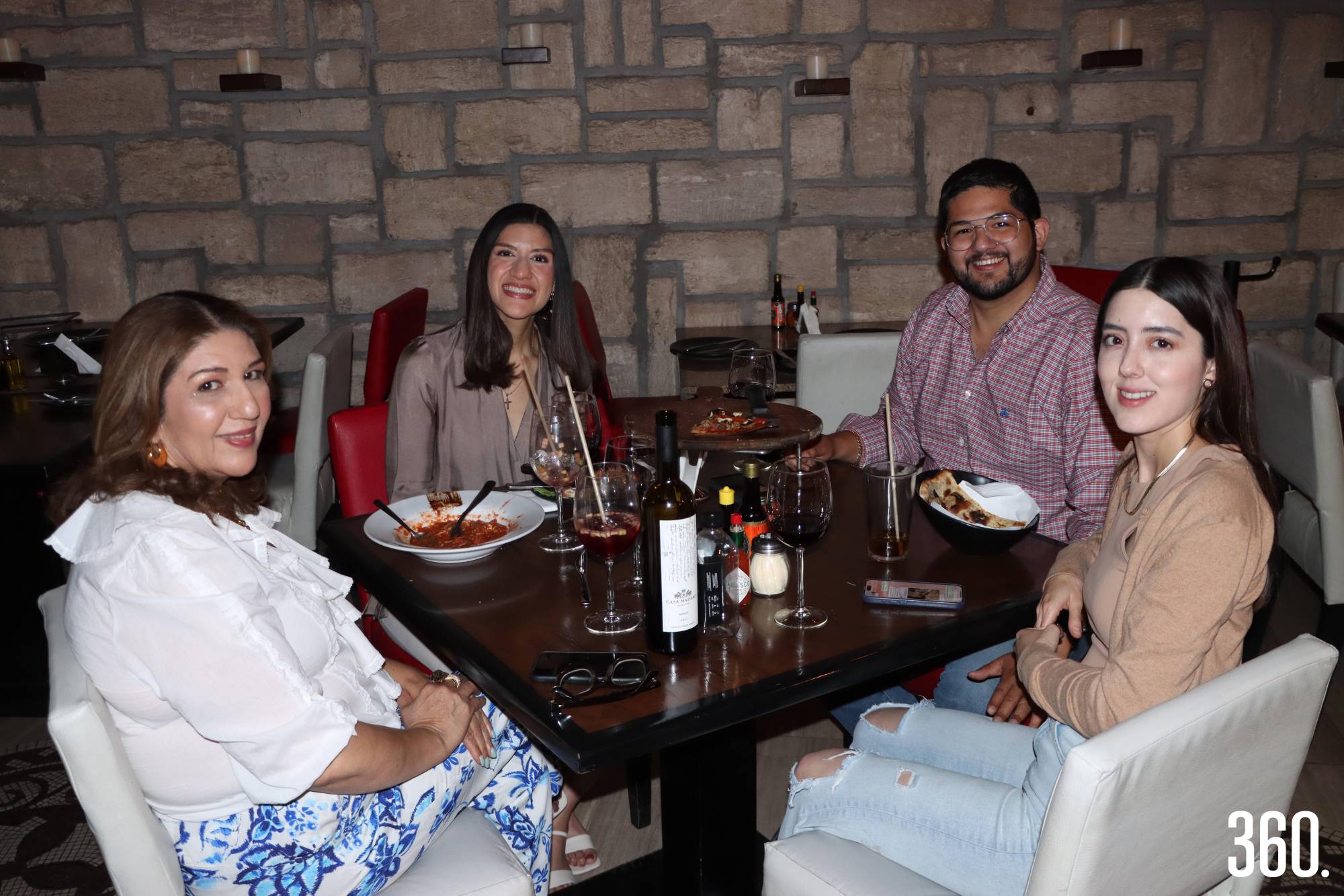 $!Azucena Torres, Ana Sofía y Rogelio de los Reyes, y Mónica Farías.