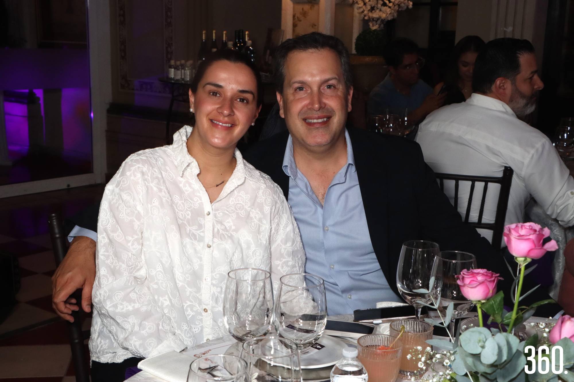 $!26 de juniol del 2025 Revista 360._munizfra_4ta Vive tu Centro HCSM Cuarta Cena Maridaje del proyecto “Vive tu Centro”, en el Hotel Colonial San Miguel en donde se homenajeo al cronista de la ciudad Armando Fuentes Aguirre “Catón”. Con gran éxito se realizo la cuarta cena maridaje del programa “Vive tu Centro”, en el restaurante del Hotel Colonial San Miguel, en donde los 90 asistentes disfrutaron de una deliciosa cena maridada con los vinos de la vinícola D´Guadiana, el jueves 16 de junio por la noche. El evento inicio con una callejoneada en donde la Estudiantina “La Tuna”, de la Universidad Autonóma de Coahuila acompaño al grupo subiendo la calle de General Cepeda hasta la casa en donde se ubica Radio Concierto en donde los asistentes fueron recibidos por Armando Fuentes Aguirre y su hija Luly Fuentes quién les dio un recorrido por la casona al termino del cual regresaron al hotel antes de llegar el cielo se ilumino con fuegos artificiales para darles la bienvenida. El cronista de la ciudad Armando Fuentes recibió un homenaje por parte del Hotel Colonial San Miguel quién le otorgo una placa de manos de David Valdés como saltillense distinguido misma que fue colocada en el muro de celebridades del citado lugar. La bebida de bienvenida la preparó Fernanda Arrillaga de Casa Sotol quién preparó un cóctel llamado Cotucha que lleva jugo de toronja, jugo de limón verde, sotol 100% puro, azúcar y agua mineral para refrescar. El menú de tres tiempos cuyos platillos llevan el nombre de personajes creados por “Catón”, fue el siguiente: Primer tiempo Carpaccio Rosibel laminitas de betabel, ralladura de jicama y limón amarillo con arúgula, queso feta y pepitas glaze balsámico maridado con el vino D´Guadiana Pinot Noir; el segundo tiempo Chile Relleno Don Nalgón es un chile relleno de dulce de carne bañado en salsa de queso de cabra y nuez maridado por el tinto D´Guaduiana Ensamble Cabernet Franc con Merlot y de postre a cargo de Love Cake llamado El tango de Babalucas Trufa de Chocolates, coronada con cereza negra del huerto de Manzanares y detalles en Hoja de Oro comestible, maridado con el tinto D´Guaduiana Ensamble Cabernet Franc con Merlot. La cena fue amenizada por un grupo que presentó un repertorio de tangos con una pareja que bailó al ritmo de la sensual música argentina para deleite de los asistentes. Vive tu Centro en su segunda edición tiene el objetivo de promover la gastronomía de restaurantes ubicados en el Centro Histórico combinando experiencias gastronómicas y culturales. TEXTO Y FOTOS: Francisco Muñiz. PIES DE FOTO_FOLDER_26_Jueves_4ta Vive tu Centro HCSM 100f aaa. Armando Fuentes Aguirre “Catón”, fue homenajeado por del Hotel Colonial San Miguel en el marco del proyecto “Vive tu Centro”. 101f aaa. El homenajeado Armando Fuentes Aguirre “Catón”, agradeció el homenaje. 102f aaa. Fernanda Arrillaga de Casa Sotol. 103f aaa. Lupita Mandujano de la Vitivinícola D´Guadiana que presentó los vinos D´Guadiana Pinot Noir y D´Guadiana Ensamble Cabernet Franc con Merlot para la cena maridaje. 104f aaa. Ana Lucía Paz y Armando Castilla Galindo. 105f aaa. Armando Fuentes Aguirre “Catón”, en la casa de Radio Concierto con los asistentes a la cuarta cena maridaje. 106f aaa. Armando y Luly Fuentes acompañados por David Valdés del Hotel Colonial San Miguel. 107f aaa. Magdalena Tafich de León retiro con su placa de reconocimiento. 108f. Los asistentes participaron en una callejoneada del Hotel Colonial San Miguel a la casa de Radio Concierto. 109f. Luly Aguirre guío a los comensales en el recorrido por las instalaciones de la casa en donde está Radio Concierto. 110f. Lupita Mandujano de la Vitivinícola D´Guadiana acompañada por la sommelier Dany Peña quién dirigió la cena maridaje con los vinos D´Guadiana Pinot Noir y D´Guadiana Ensamble Cabernet Franc con Merlot. 111f. Lety y César Rodarte saludan a Armando Fuentes Aguirre en Radio Concierto. 112f. Celia Berchalmann y Armando Fuentes Aguirre. 113f. Lidia Gutiérrez y Maribel Rodríguez. 114f. Lucía Berlanga y Verónica Rumayor. 115f. Georgina Garcés y Karina Pérez. 116f. César Borbolla y Anette Martínez. 117f. Yesica Rivera y Diego Serrano. 118f. Claudia Cuevas y Miguel Montañez. 119f. Rosy Martínez y Daniel Ochoa. 120f. Ivón Orozco y Lupita Mandujano. 121f. Gloria América y José María Hernández. 122f. Eduardo Nakasima y Blanca Valdés. 123f. Roció Arizpe, Juan José Yáñez, Sergio Castillo e Isela Farías. 124f. Jorge Garza, Gloria Luz González y Lucía de la Rosa. 125f. David Valdés del Hotel Colonial San Miguel dio la bienvenida a los participantes de la cuarta cena maridaje de Vive tu Centro. 126f. Enrique Leal y Alejandra Ríos. 127f. Mayela Gaona y Aarón Puente. 128f. Vicky y Enrique Camacho acompañados por Alma Valdéz y Elizabeth García. 129f. Héctor Rico y Edith Benítez. 130f. Humberto Calderón y Martha Aguirre. 131f. Mayela Cesatti y Héctor Rivera. 132f. Laura Daniel y Marcelo López. 133f. Sonia Herrera, Claudia Ferriño y Claudia Garza. 134f. Francisco e Ivonne Orozco acompañados por Fernanda Arrillaga. 135f. Armando Castilla Galindo. 136f aaa. Luly y Armando Fuentes. 137f. David Valdés y Lupita Mandujano. 138f. Armando Fuentes recibe una réplica de su reconocimiento de manos de Humberto Ruiz. 139f. Celia Berchelmann y Armando Castilla Galindo. 140f. Bailarines de Tango mostraron sus mejores pasos. 141f. Ricardo Carrum, Ana Benavides y la sommelier Dany Peña. 142f. Lupita Cerda Pérez y Celia Berchelmann. 143f. Francisco e Ivonne Orozco. 144f a. High Ligths.
