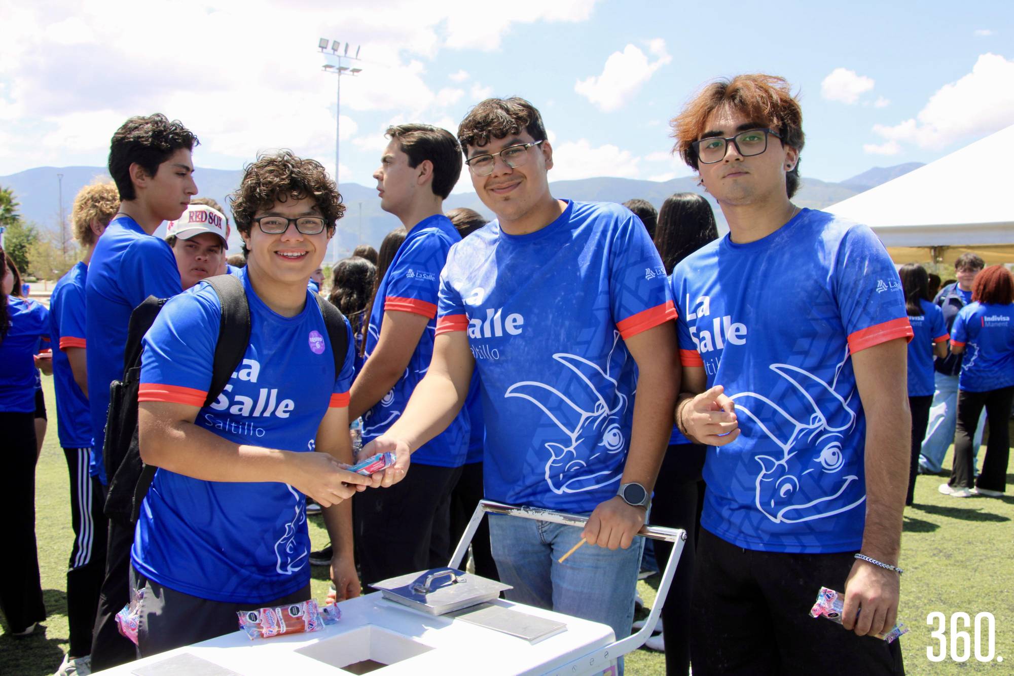 $!Disfrutando de paletas de hielo.