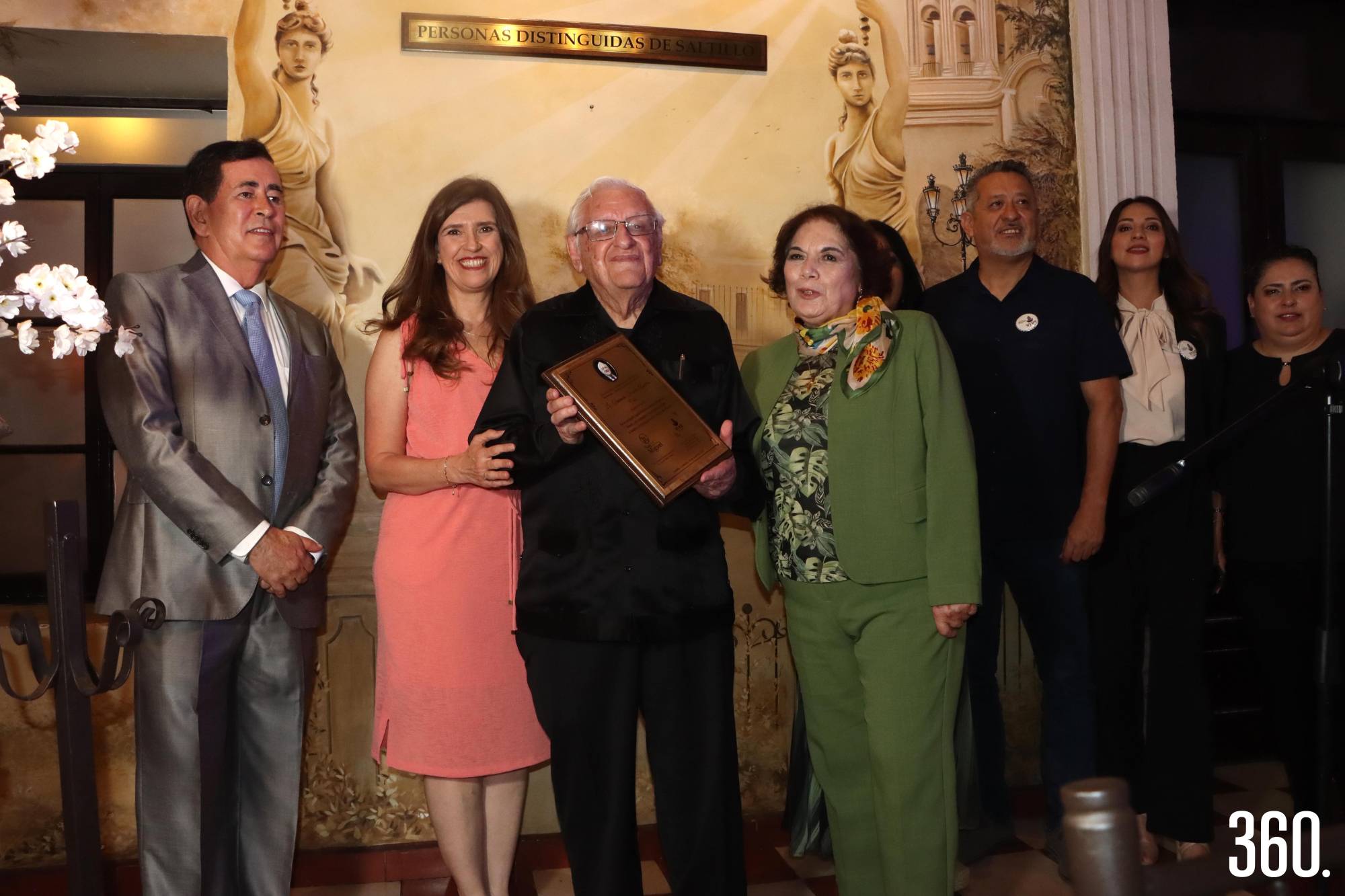 $!Armando Fuentes Aguirre “Catón”, fue homenajeado por del Hotel Colonial San Miguel en el marco del proyecto “Vive tu Centro”.