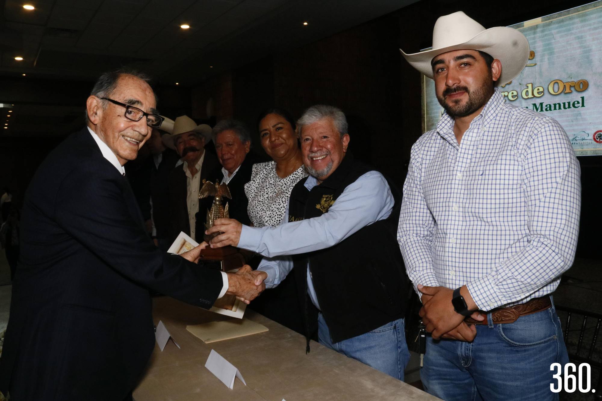 $!Doctor Héctor Manuel de León Gallegos por su trayectoria en científica obtuvo el Buitre de Oro.