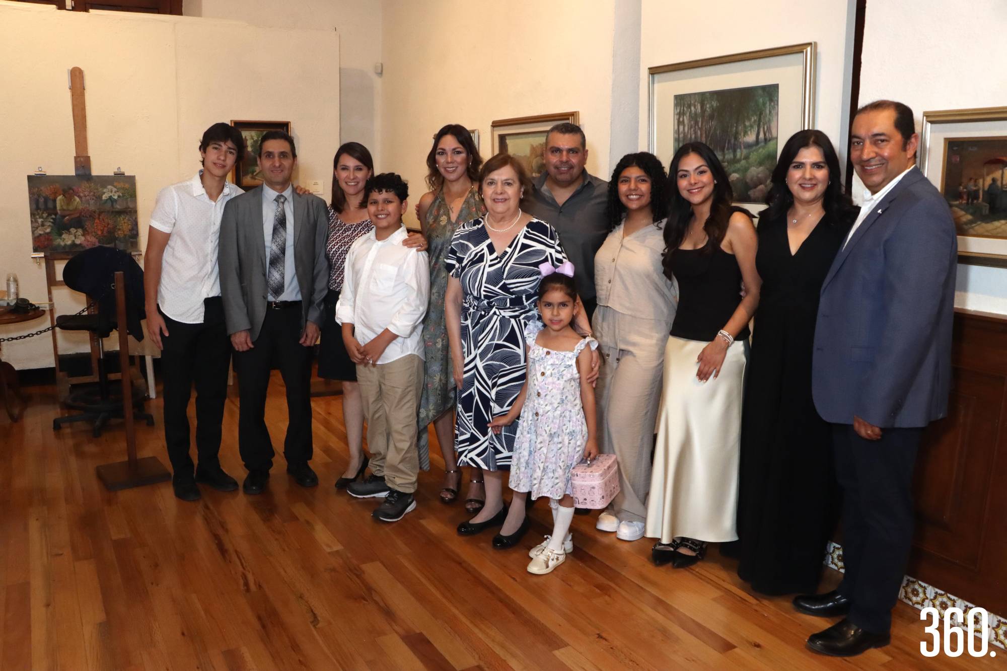 $!Ana María Villalobos de Abugarade acompañada por sus hijos, Emilio, Pablo y Ana Lucía Abugarade, hijos e hijas políticas y nietos.