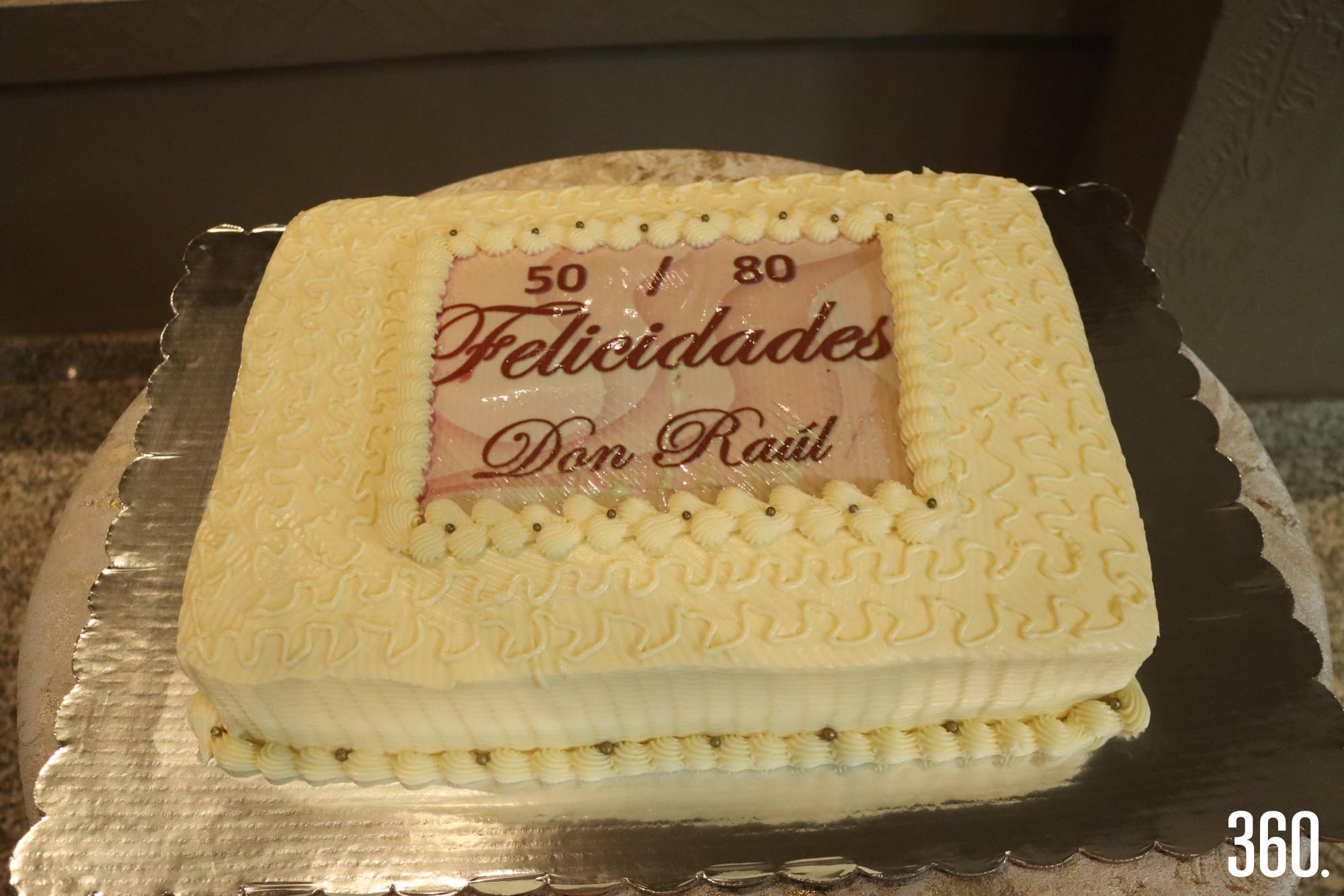 $!Un pastel especial para honrar años de servicio y cumpleaños.