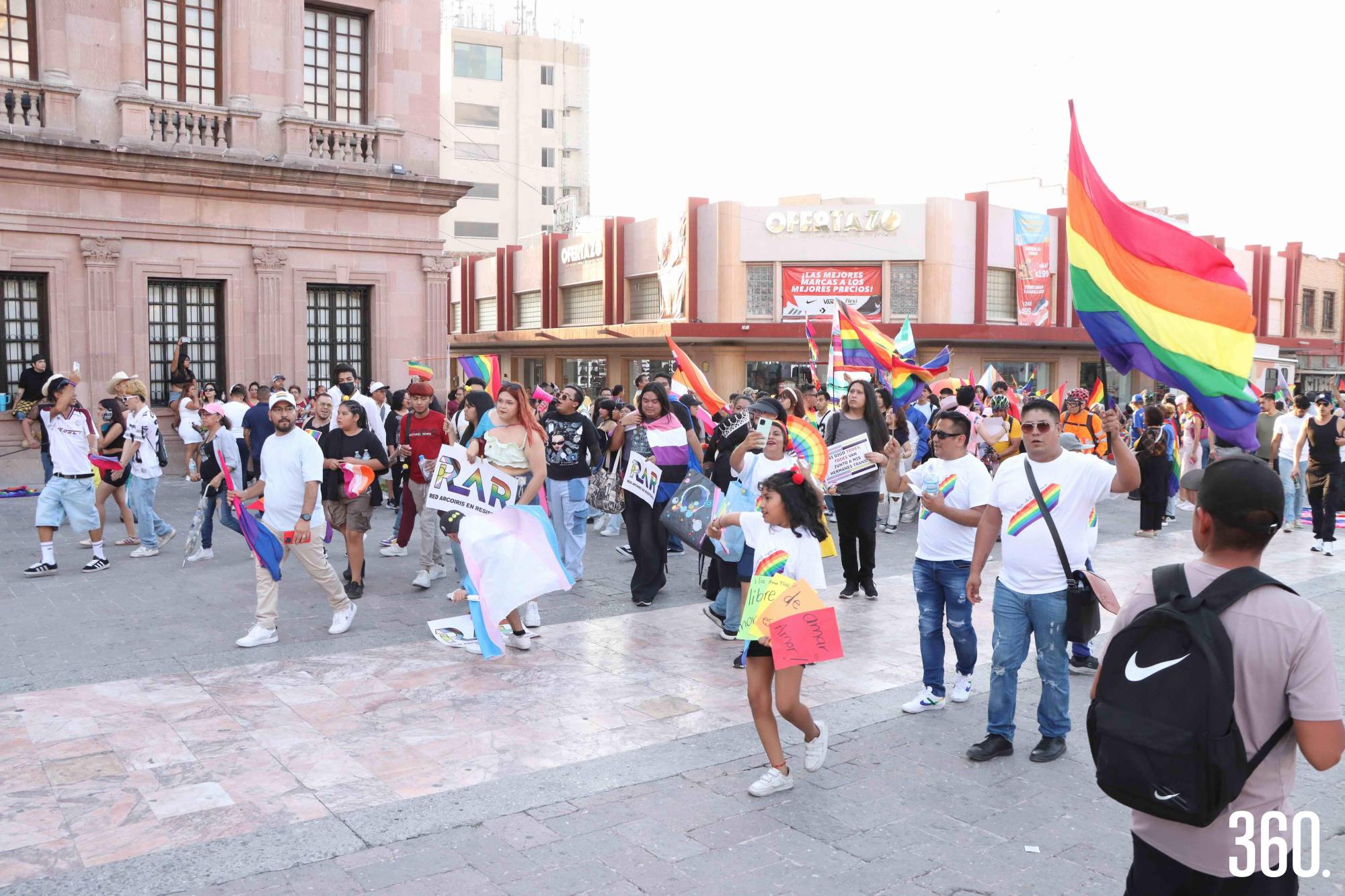 $!Con alegría, color y arte, decenas participaron en la XVI Marcha del Orgullo en Saltillo bajo el lema “Donde hay amor, hay familia”.