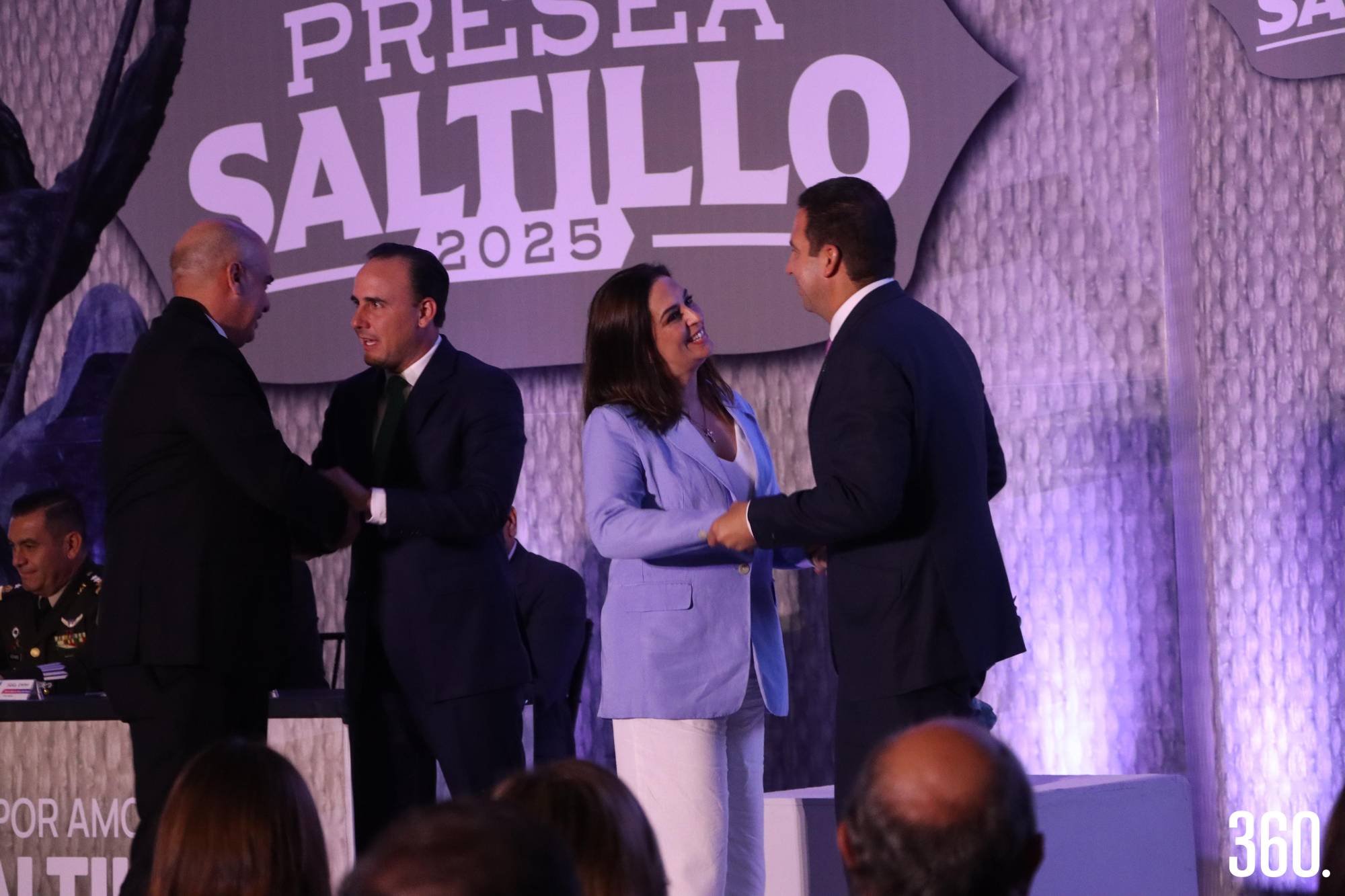 $!Luis y Jimena Sáenz recibieron la Presea Saltillo en nombre de su padre, el Dr. Enrique de Jesús Sáenz.