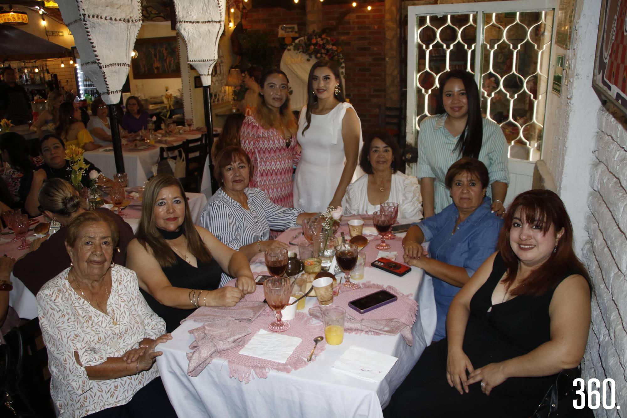 $!Daniela con la familia de su prometido, Las Galindo.
