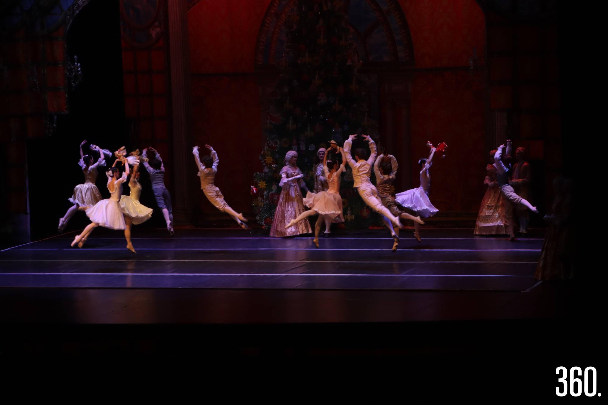 $!La precisión, elegancia y fuerza escénica del Russian State Ballet Mari El cautivaron al público con una ejecución impecable de El Cascanueces.