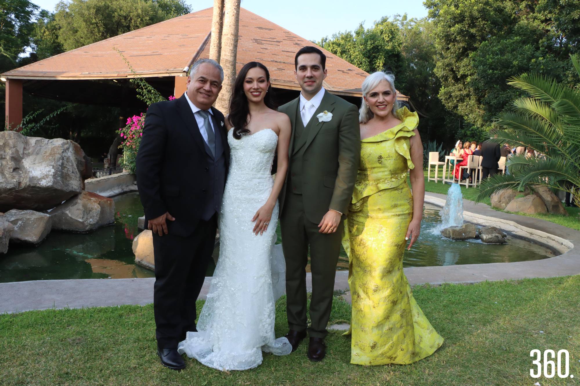 $!Carlos Cruz y Liliana Damián, padres de la novia acompañaron a los novios.