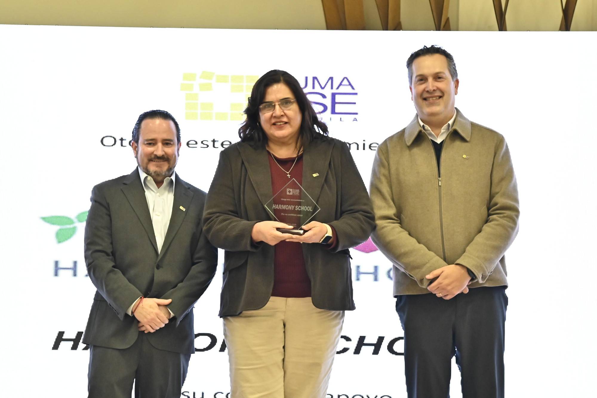 $!Reconocimiento a Harmony School.