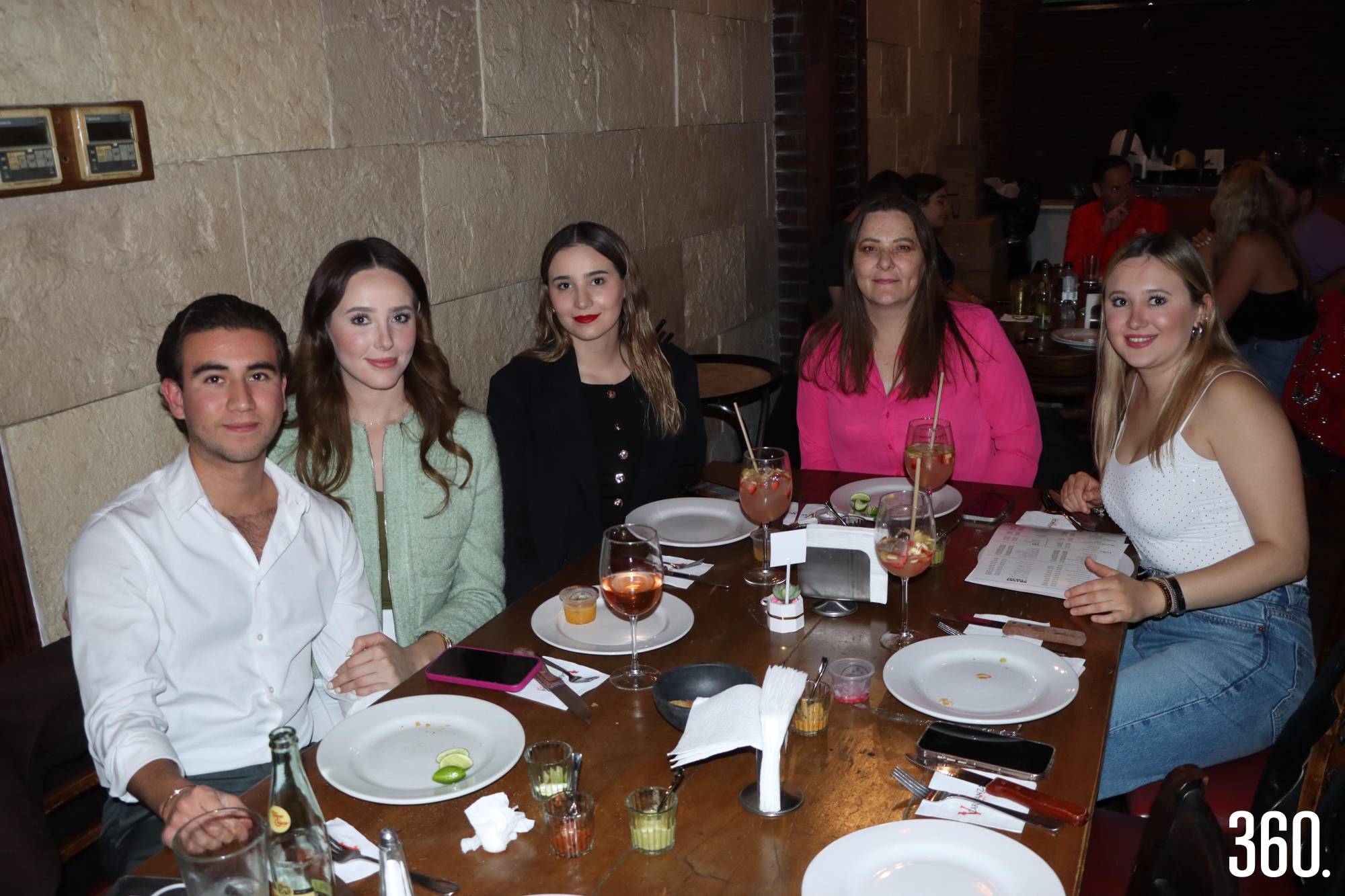 $!Marco Hernández, Andrea y Sofía Aguilar, Marisol García y Fernanda Aguilar.
