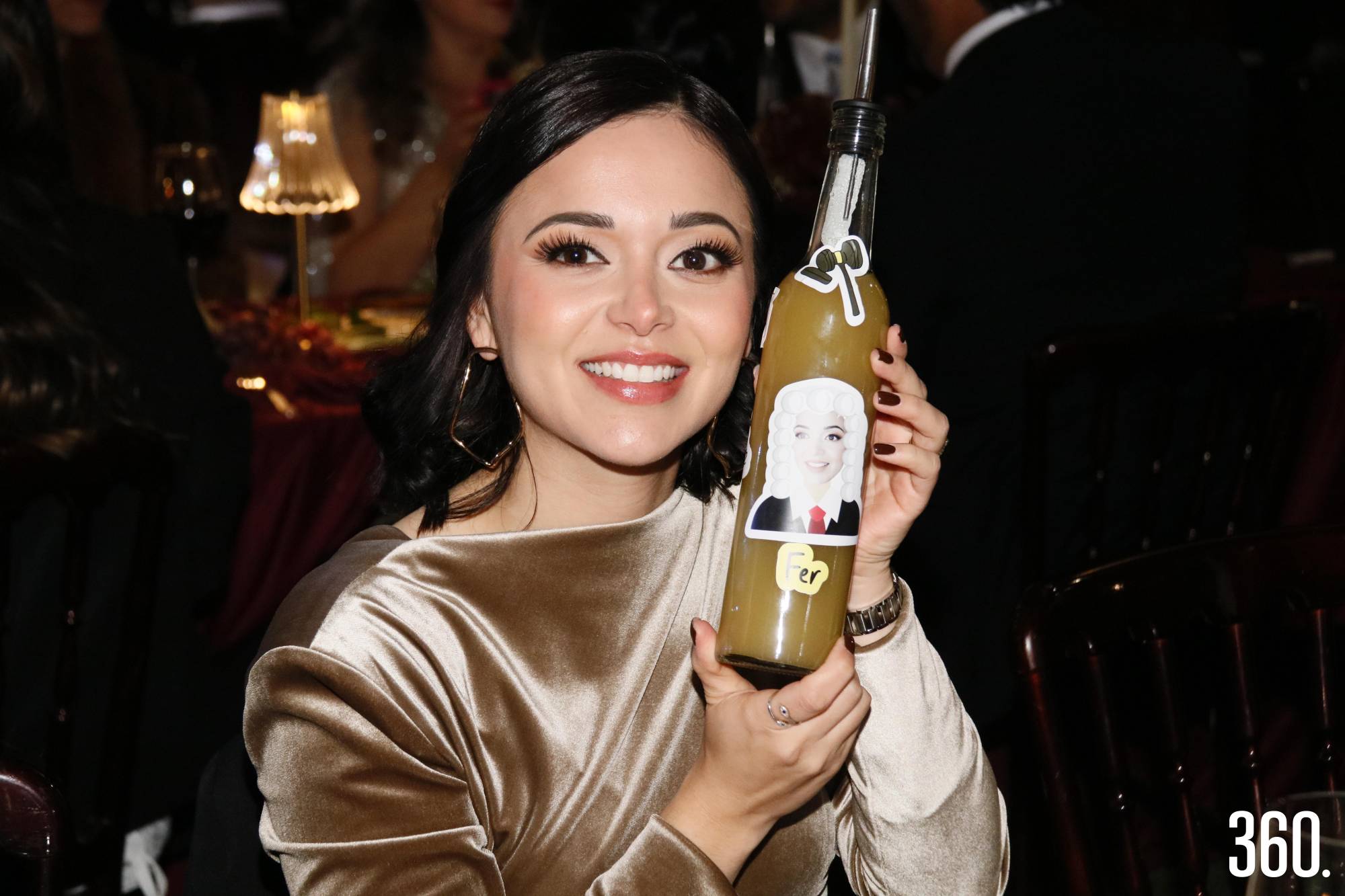 $!Fernanda Álvarez con su botella de cumpleañera.