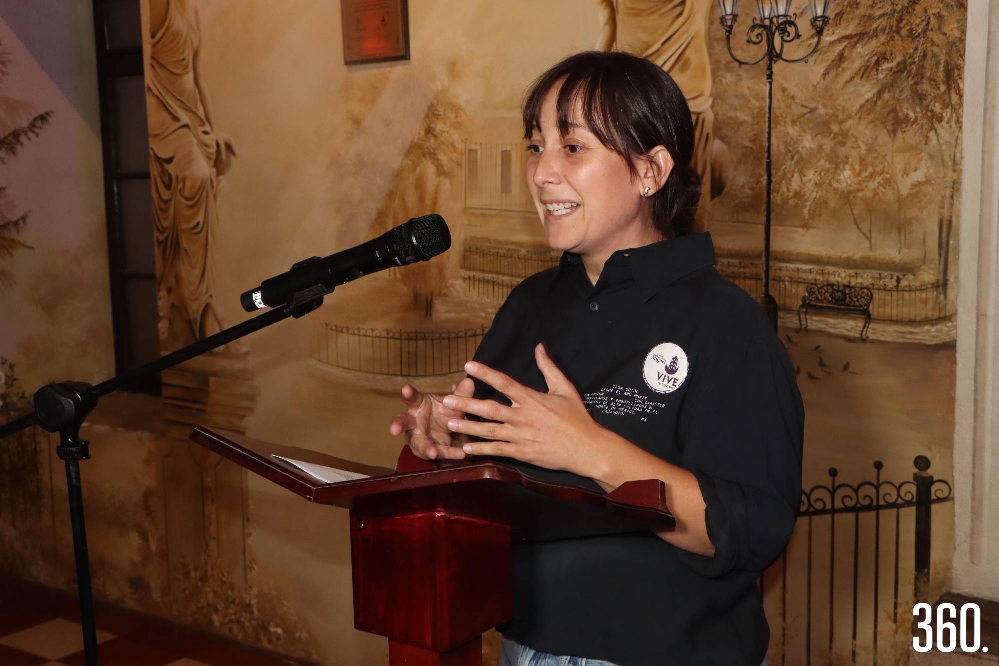 $!26 de juniol del 2025 Revista 360._munizfra_4ta Vive tu Centro HCSM Cuarta Cena Maridaje del proyecto “Vive tu Centro”, en el Hotel Colonial San Miguel en donde se homenajeo al cronista de la ciudad Armando Fuentes Aguirre “Catón”. Con gran éxito se realizo la cuarta cena maridaje del programa “Vive tu Centro”, en el restaurante del Hotel Colonial San Miguel, en donde los 90 asistentes disfrutaron de una deliciosa cena maridada con los vinos de la vinícola D´Guadiana, el jueves 16 de junio por la noche. El evento inicio con una callejoneada en donde la Estudiantina “La Tuna”, de la Universidad Autonóma de Coahuila acompaño al grupo subiendo la calle de General Cepeda hasta la casa en donde se ubica Radio Concierto en donde los asistentes fueron recibidos por Armando Fuentes Aguirre y su hija Luly Fuentes quién les dio un recorrido por la casona al termino del cual regresaron al hotel antes de llegar el cielo se ilumino con fuegos artificiales para darles la bienvenida. El cronista de la ciudad Armando Fuentes recibió un homenaje por parte del Hotel Colonial San Miguel quién le otorgo una placa de manos de David Valdés como saltillense distinguido misma que fue colocada en el muro de celebridades del citado lugar. La bebida de bienvenida la preparó Fernanda Arrillaga de Casa Sotol quién preparó un cóctel llamado Cotucha que lleva jugo de toronja, jugo de limón verde, sotol 100% puro, azúcar y agua mineral para refrescar. El menú de tres tiempos cuyos platillos llevan el nombre de personajes creados por “Catón”, fue el siguiente: Primer tiempo Carpaccio Rosibel laminitas de betabel, ralladura de jicama y limón amarillo con arúgula, queso feta y pepitas glaze balsámico maridado con el vino D´Guadiana Pinot Noir; el segundo tiempo Chile Relleno Don Nalgón es un chile relleno de dulce de carne bañado en salsa de queso de cabra y nuez maridado por el tinto D´Guaduiana Ensamble Cabernet Franc con Merlot y de postre a cargo de Love Cake llamado El tango de Babalucas Trufa de Chocolates, coronada con cereza negra del huerto de Manzanares y detalles en Hoja de Oro comestible, maridado con el tinto D´Guaduiana Ensamble Cabernet Franc con Merlot. La cena fue amenizada por un grupo que presentó un repertorio de tangos con una pareja que bailó al ritmo de la sensual música argentina para deleite de los asistentes. Vive tu Centro en su segunda edición tiene el objetivo de promover la gastronomía de restaurantes ubicados en el Centro Histórico combinando experiencias gastronómicas y culturales. TEXTO Y FOTOS: Francisco Muñiz. PIES DE FOTO_FOLDER_26_Jueves_4ta Vive tu Centro HCSM 100f aaa. Armando Fuentes Aguirre “Catón”, fue homenajeado por del Hotel Colonial San Miguel en el marco del proyecto “Vive tu Centro”. 101f aaa. El homenajeado Armando Fuentes Aguirre “Catón”, agradeció el homenaje. 102f aaa. Fernanda Arrillaga de Casa Sotol. 103f aaa. Lupita Mandujano de la Vitivinícola D´Guadiana que presentó los vinos D´Guadiana Pinot Noir y D´Guadiana Ensamble Cabernet Franc con Merlot para la cena maridaje. 104f aaa. Ana Lucía Paz y Armando Castilla Galindo. 105f aaa. Armando Fuentes Aguirre “Catón”, en la casa de Radio Concierto con los asistentes a la cuarta cena maridaje. 106f aaa. Armando y Luly Fuentes acompañados por David Valdés del Hotel Colonial San Miguel. 107f aaa. Magdalena Tafich de León retiro con su placa de reconocimiento. 108f. Los asistentes participaron en una callejoneada del Hotel Colonial San Miguel a la casa de Radio Concierto. 109f. Luly Aguirre guío a los comensales en el recorrido por las instalaciones de la casa en donde está Radio Concierto. 110f. Lupita Mandujano de la Vitivinícola D´Guadiana acompañada por la sommelier Dany Peña quién dirigió la cena maridaje con los vinos D´Guadiana Pinot Noir y D´Guadiana Ensamble Cabernet Franc con Merlot. 111f. Lety y César Rodarte saludan a Armando Fuentes Aguirre en Radio Concierto. 112f. Celia Berchalmann y Armando Fuentes Aguirre. 113f. Lidia Gutiérrez y Maribel Rodríguez. 114f. Lucía Berlanga y Verónica Rumayor. 115f. Georgina Garcés y Karina Pérez. 116f. César Borbolla y Anette Martínez. 117f. Yesica Rivera y Diego Serrano. 118f. Claudia Cuevas y Miguel Montañez. 119f. Rosy Martínez y Daniel Ochoa. 120f. Ivón Orozco y Lupita Mandujano. 121f. Gloria América y José María Hernández. 122f. Eduardo Nakasima y Blanca Valdés. 123f. Roció Arizpe, Juan José Yáñez, Sergio Castillo e Isela Farías. 124f. Jorge Garza, Gloria Luz González y Lucía de la Rosa. 125f. David Valdés del Hotel Colonial San Miguel dio la bienvenida a los participantes de la cuarta cena maridaje de Vive tu Centro. 126f. Enrique Leal y Alejandra Ríos. 127f. Mayela Gaona y Aarón Puente. 128f. Vicky y Enrique Camacho acompañados por Alma Valdéz y Elizabeth García. 129f. Héctor Rico y Edith Benítez. 130f. Humberto Calderón y Martha Aguirre. 131f. Mayela Cesatti y Héctor Rivera. 132f. Laura Daniel y Marcelo López. 133f. Sonia Herrera, Claudia Ferriño y Claudia Garza. 134f. Francisco e Ivonne Orozco acompañados por Fernanda Arrillaga. 135f. Armando Castilla Galindo. 136f aaa. Luly y Armando Fuentes. 137f. David Valdés y Lupita Mandujano. 138f. Armando Fuentes recibe una réplica de su reconocimiento de manos de Humberto Ruiz. 139f. Celia Berchelmann y Armando Castilla Galindo. 140f. Bailarines de Tango mostraron sus mejores pasos. 141f. Ricardo Carrum, Ana Benavides y la sommelier Dany Peña. 142f. Lupita Cerda Pérez y Celia Berchelmann. 143f. Francisco e Ivonne Orozco. 144f a. High Ligths.