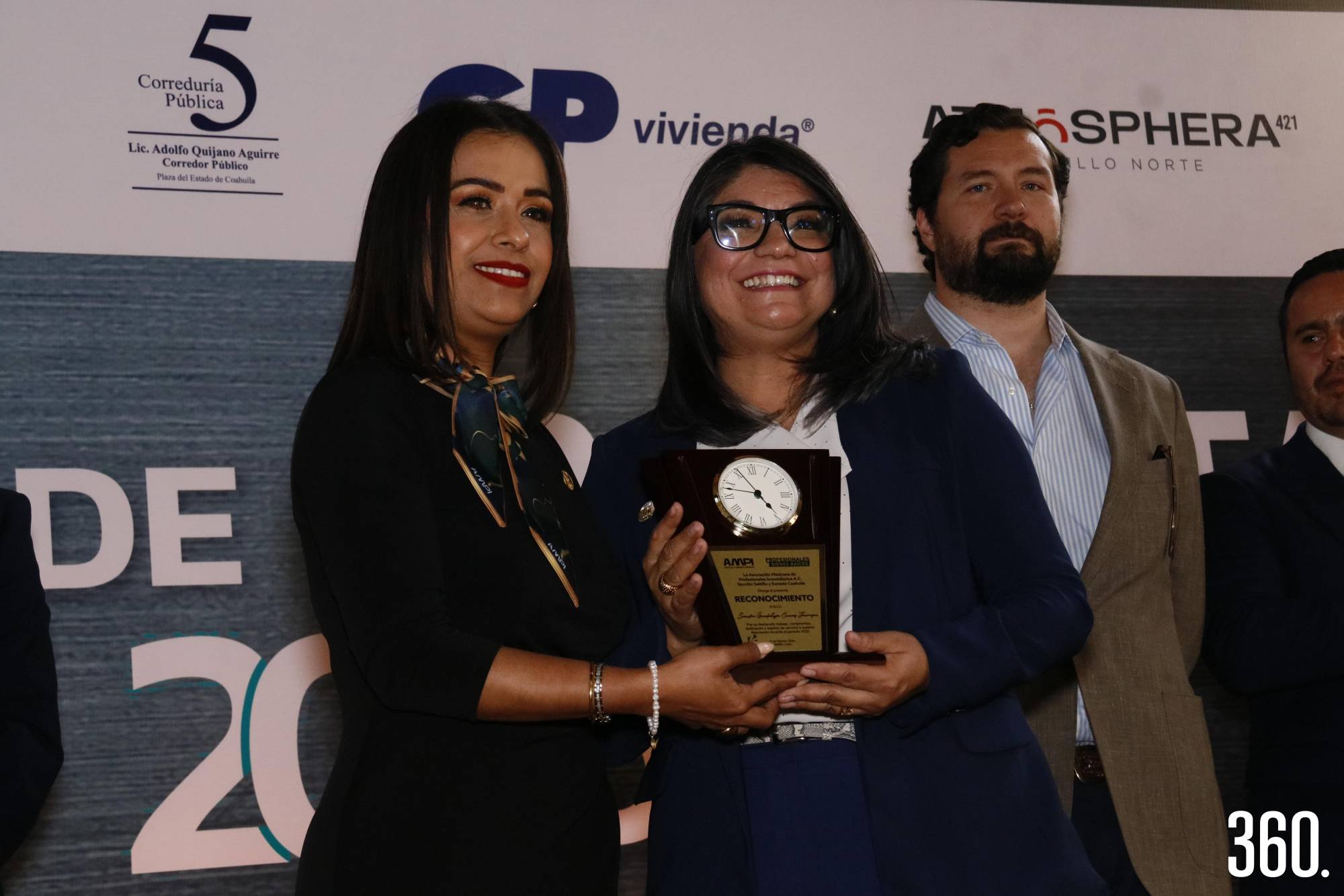 $!Jenny Althair Rivas Padilla presidenta Nacional AMPI reconoció la labor de Sandra Cuevas Jáuregui presidenta saliente.