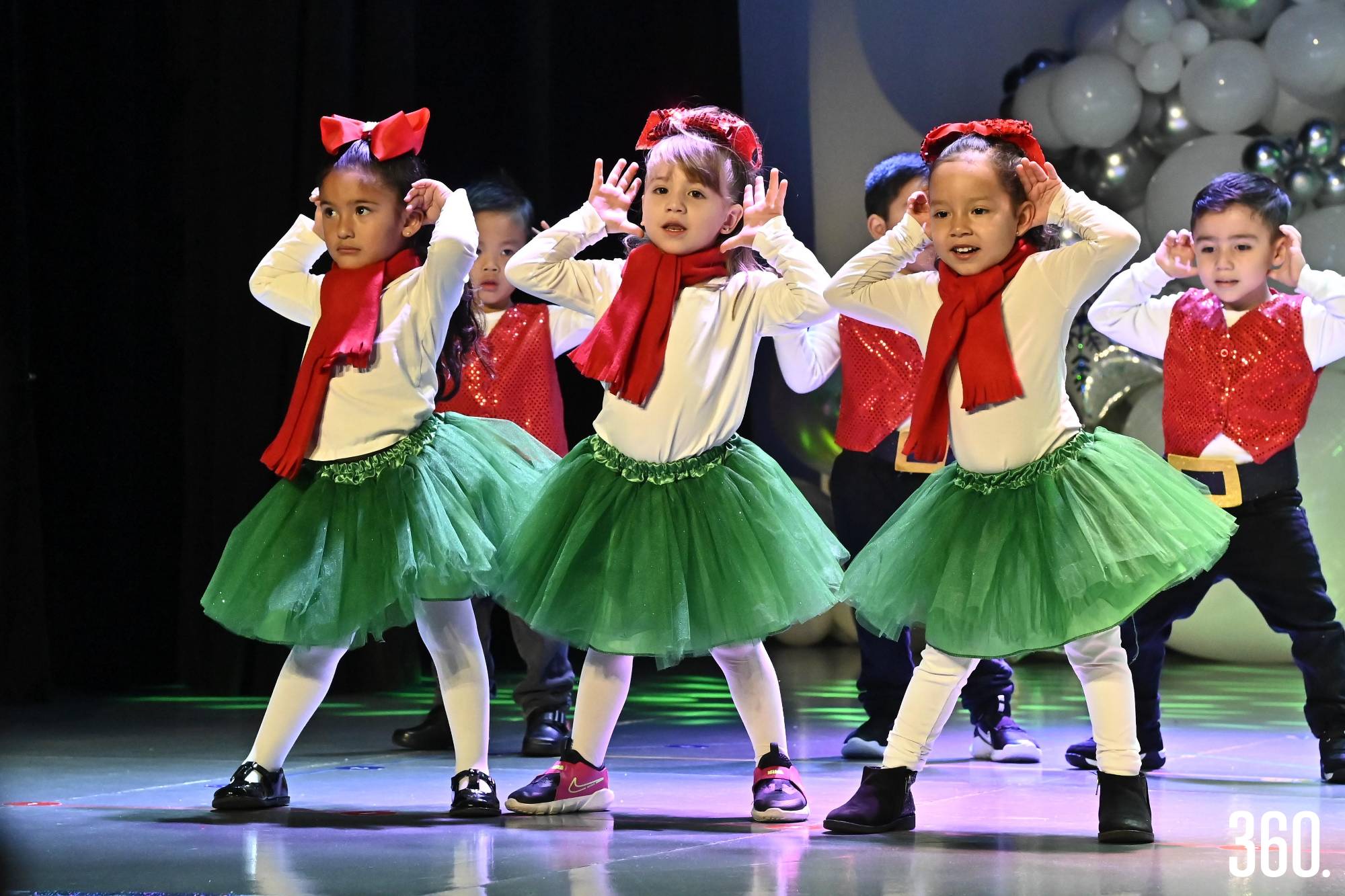 $!Pequeños artistas iluminan el escenario con su baile.