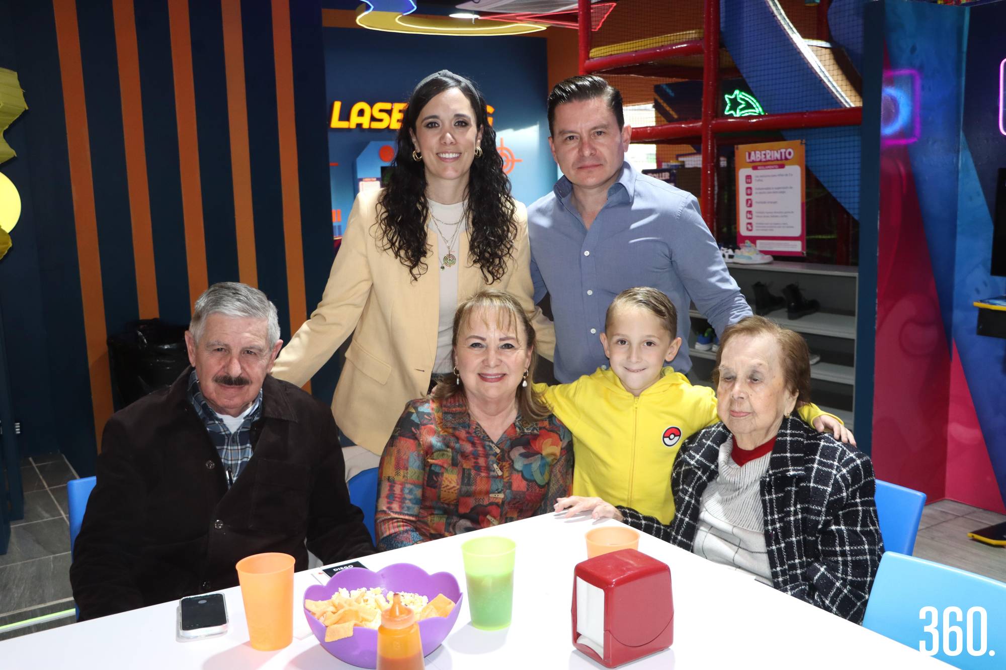 $!Alejandro con Patricia Treviño, Luis y Luis Garza, Edith Fuentes y Yolanda Valero.