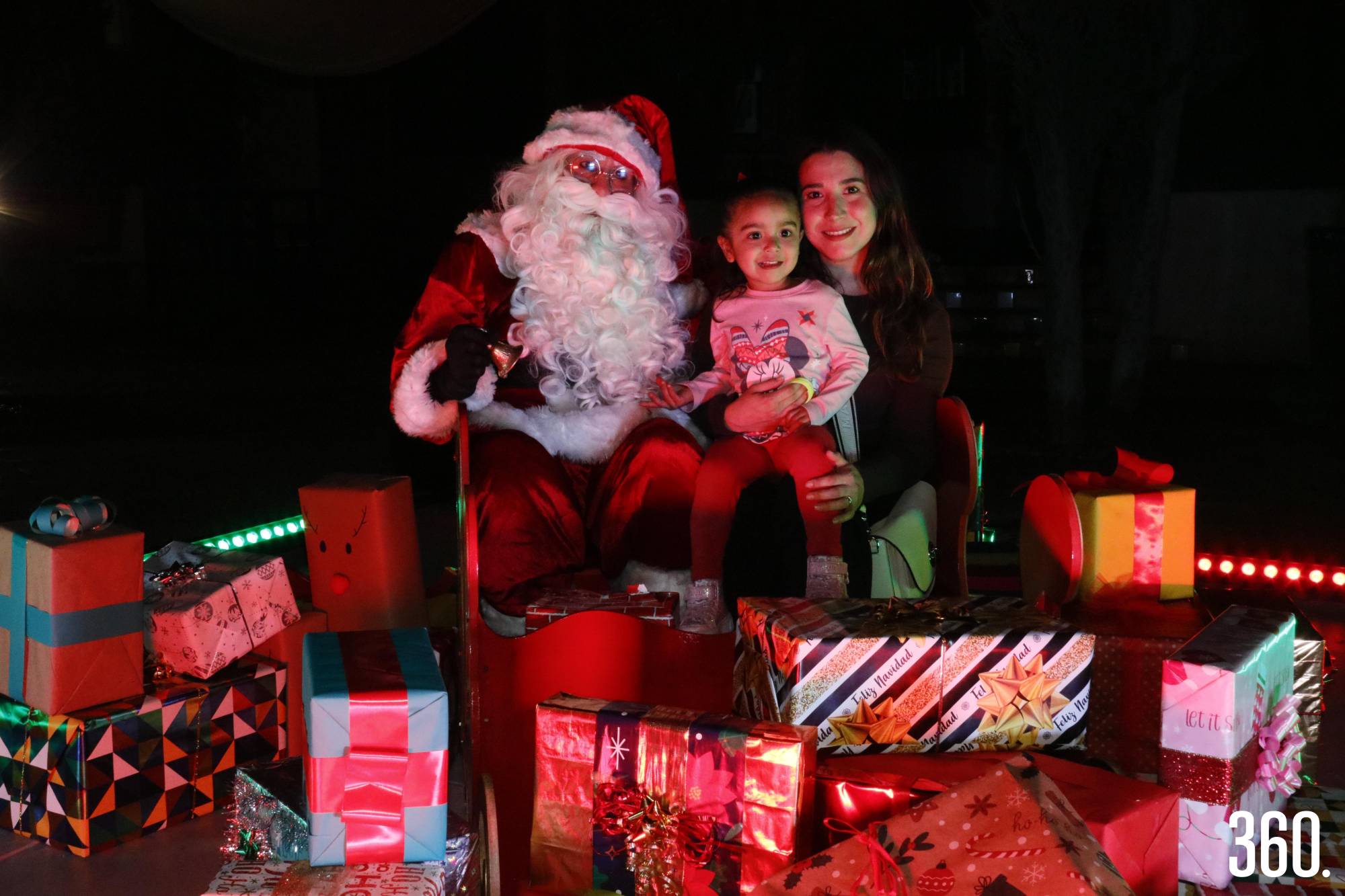 $!Santa Claus con Alejandra Villarreal y Rebeca Alvear.