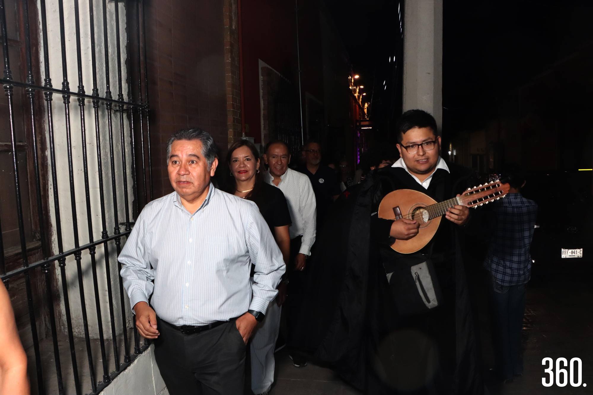 $!Los asistentes participaron en una callejoneada del Hotel Colonial San Miguel a la casa de Radio Concierto.
