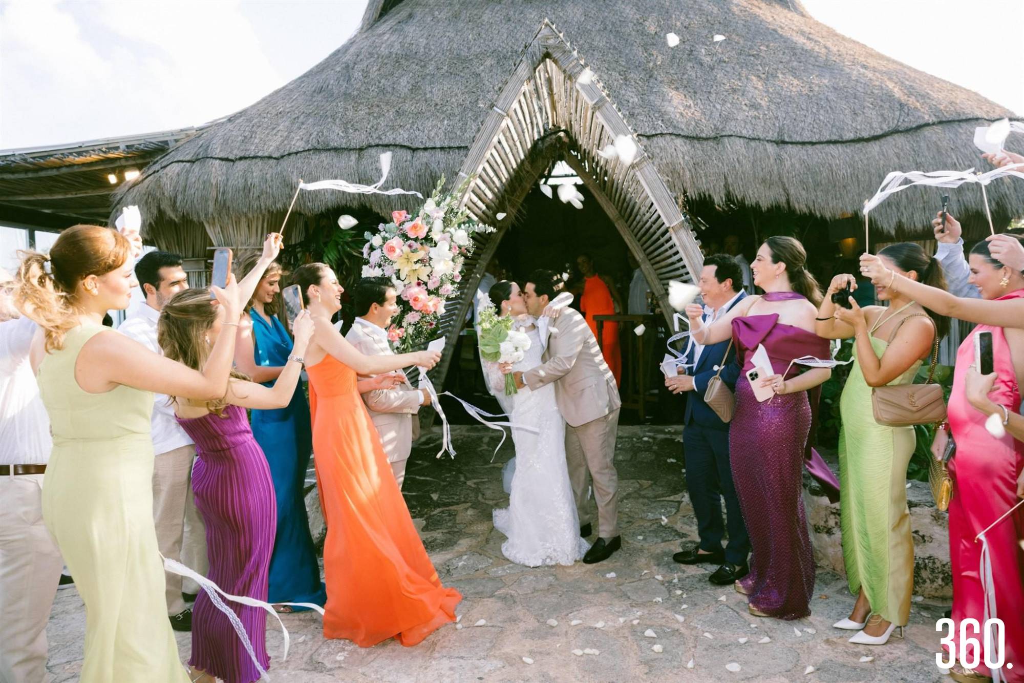 $!Celebraron su unión frene al mar de Cancún.