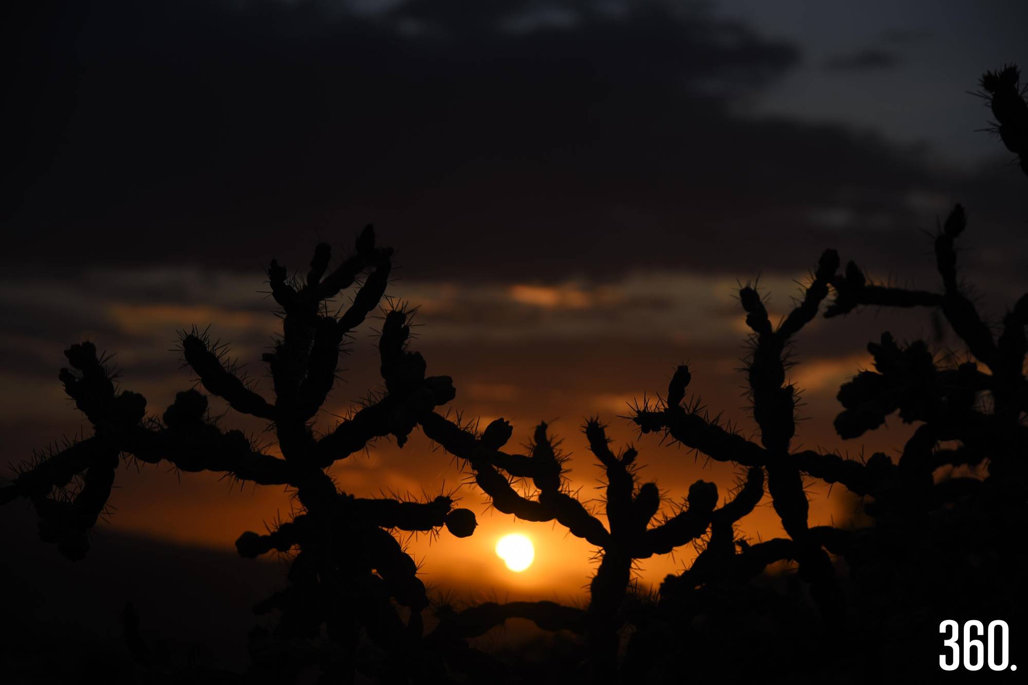 $!El sol se oculta detrás de la sierra, tiñendo de oro el horizonte saltillense.