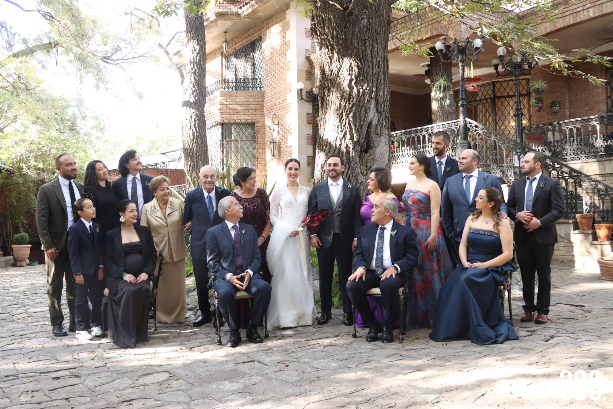 $!Los novios con sus familias.