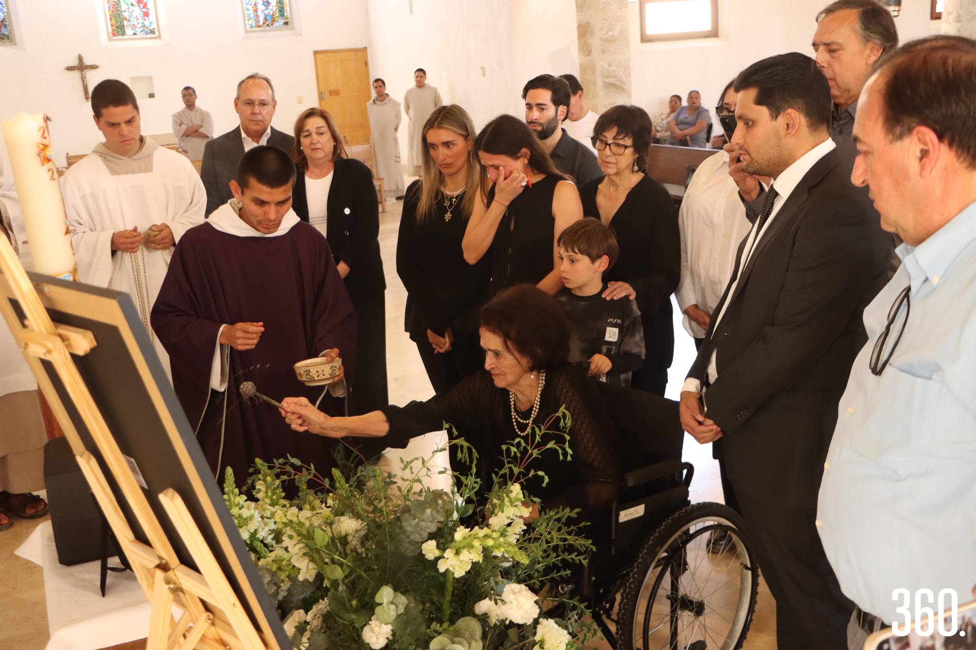 $!La familia bendijo la urna de las cenizas.