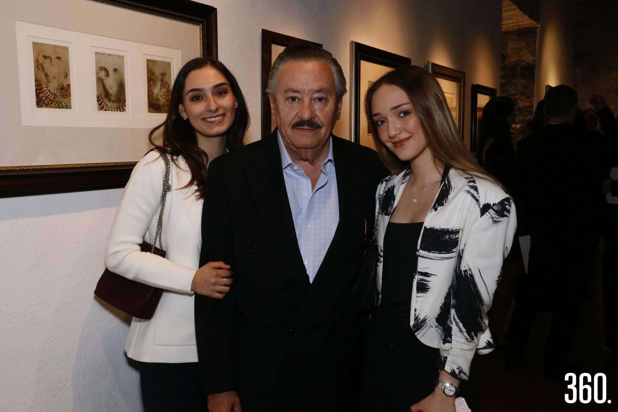 $!Marco Gómez con sus nietas Ana Isabel y Mariangela Guajardo.