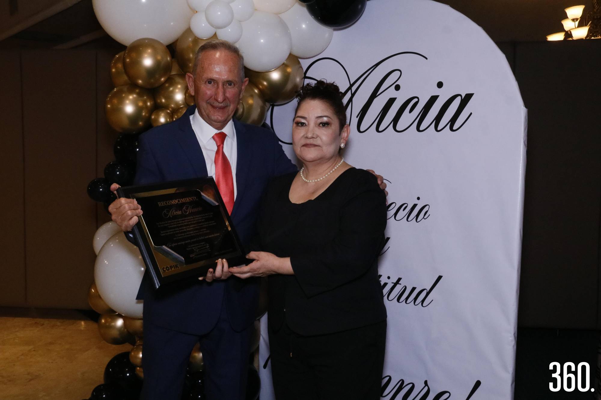 $!Humberto Dewey Castilla entregó el reconocimiento a Alicia Nuncio Nieto.