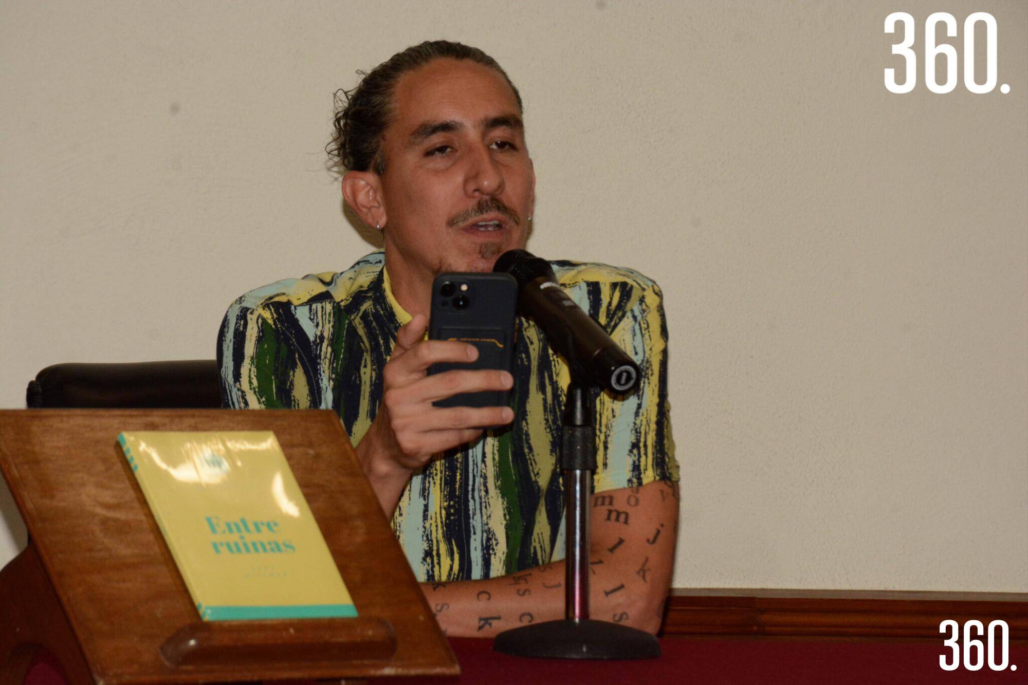$!Miguel Rovely leyó algunos de los poemas.