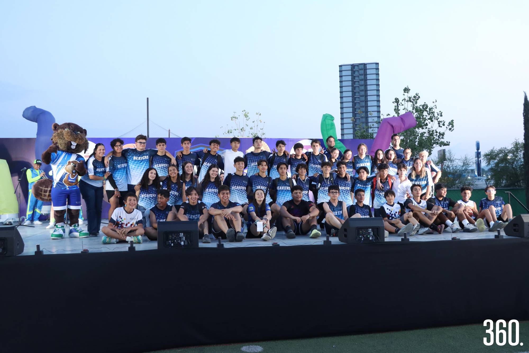 $!El equipo de Harmony School posó para la foto en el escenario.
