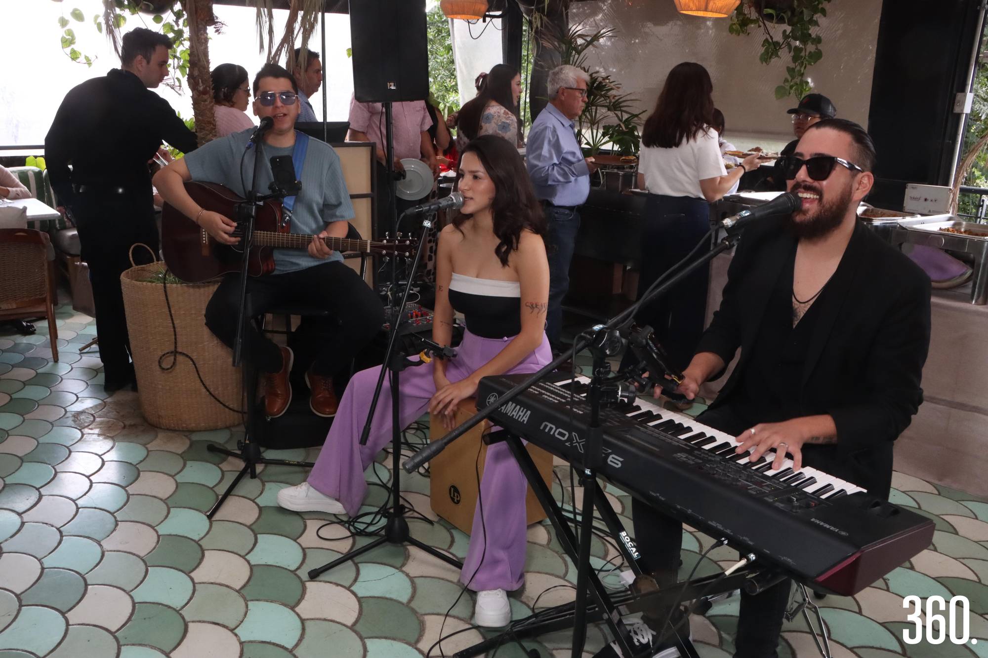$!Un grupo acústico amenizó la celebración del Día de las Madres en Il Giardino.