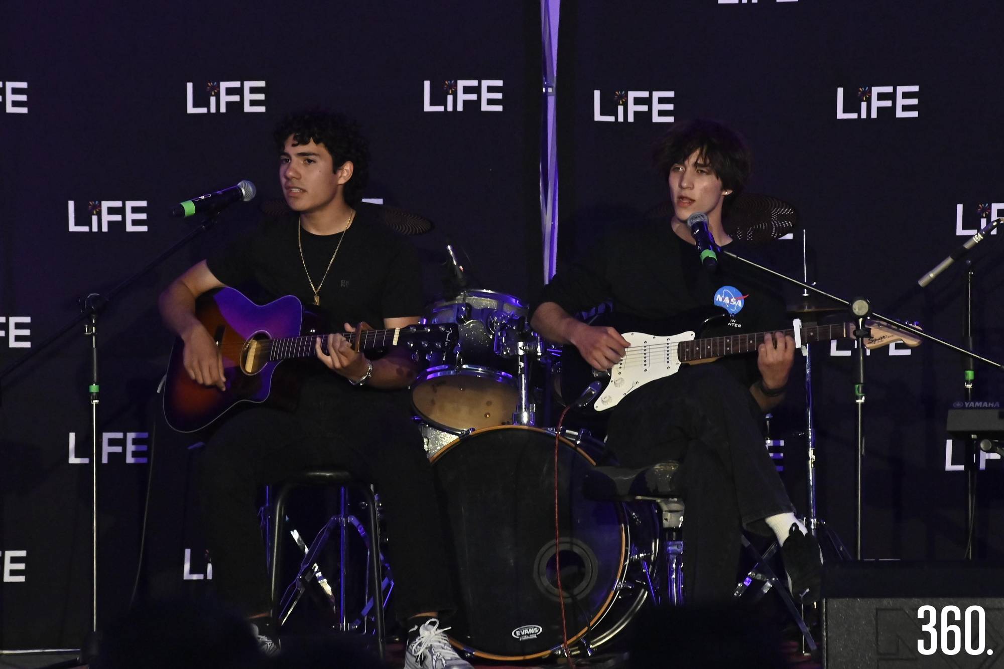 $!Marcelo Treviño y Roberto González interpretaron “Debí” letra y música original.