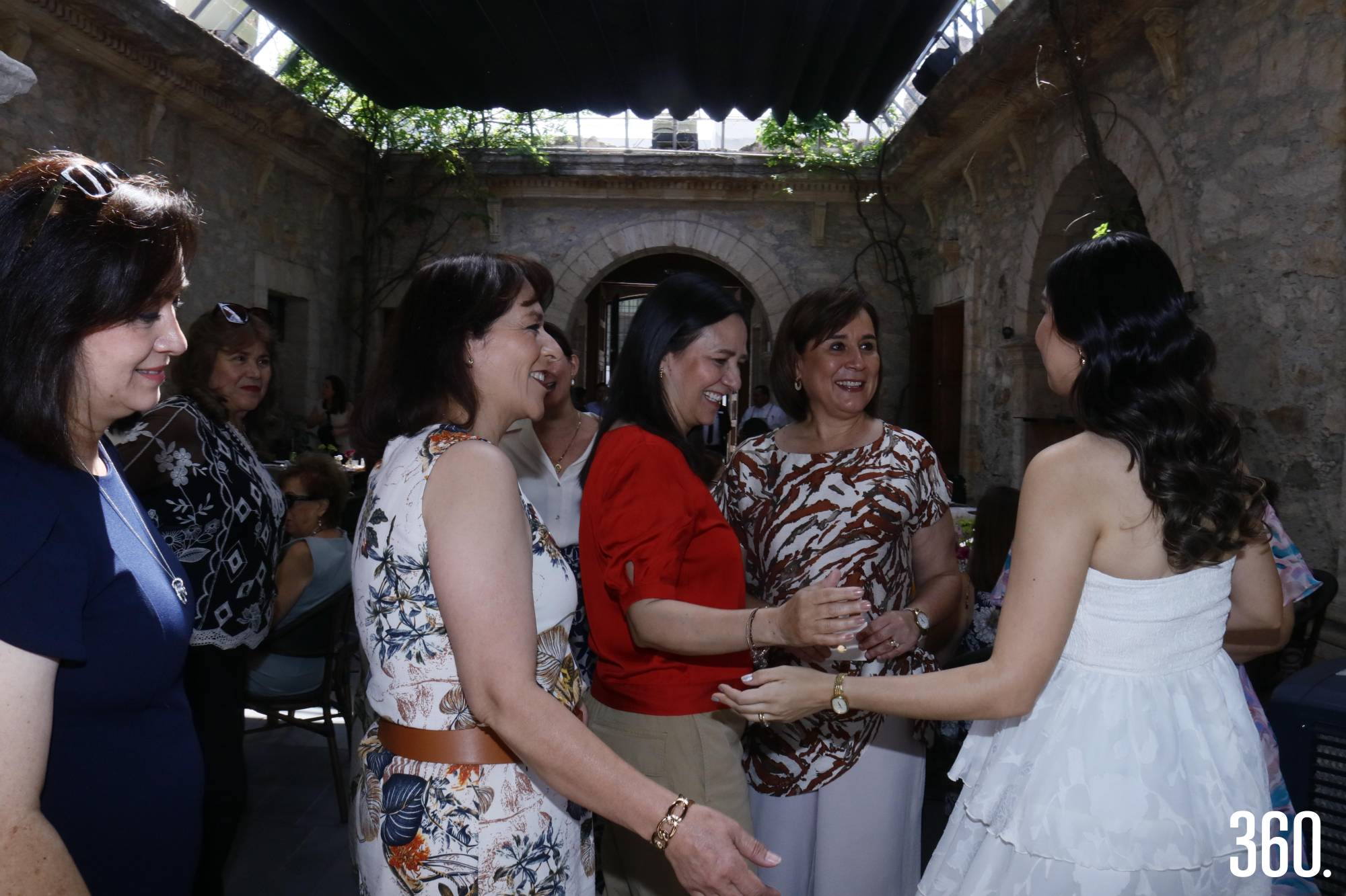 $!Las invitadas felicitaron a Edith Alanís de Davis por el próximo nacimiento de su hija Marialma.