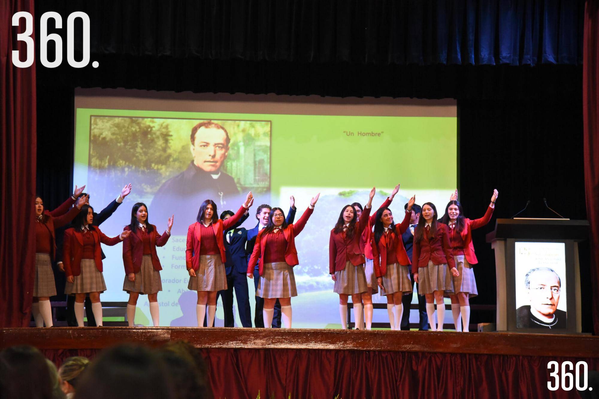 $!Jóvenes de 4º semestre de preparatoria declamaron la poesía “Un hombre”.