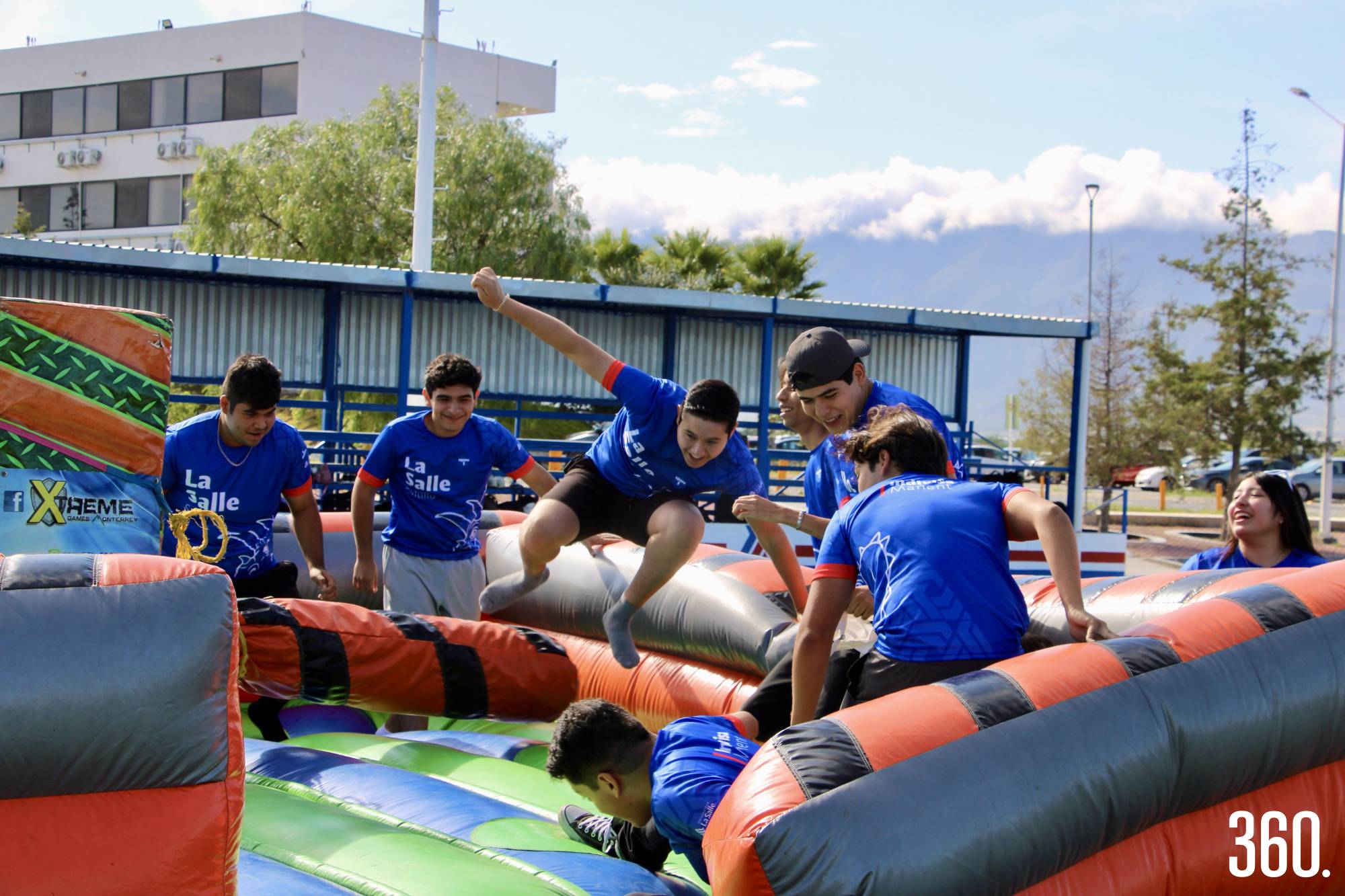$!Alumnos en uno de los brincolines.