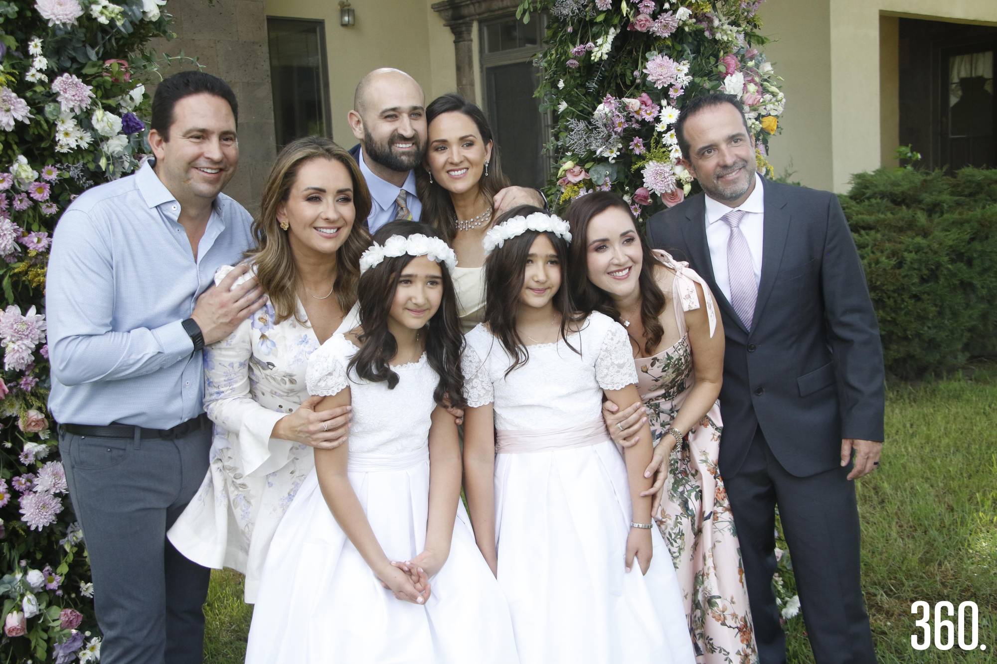 $!Alina y Marian con sus padrinos, Javier Díaz y Luly López, Sofía López y Arturo Ferrer, y sus papás, Kemil Papadopulos y Marcela López.
