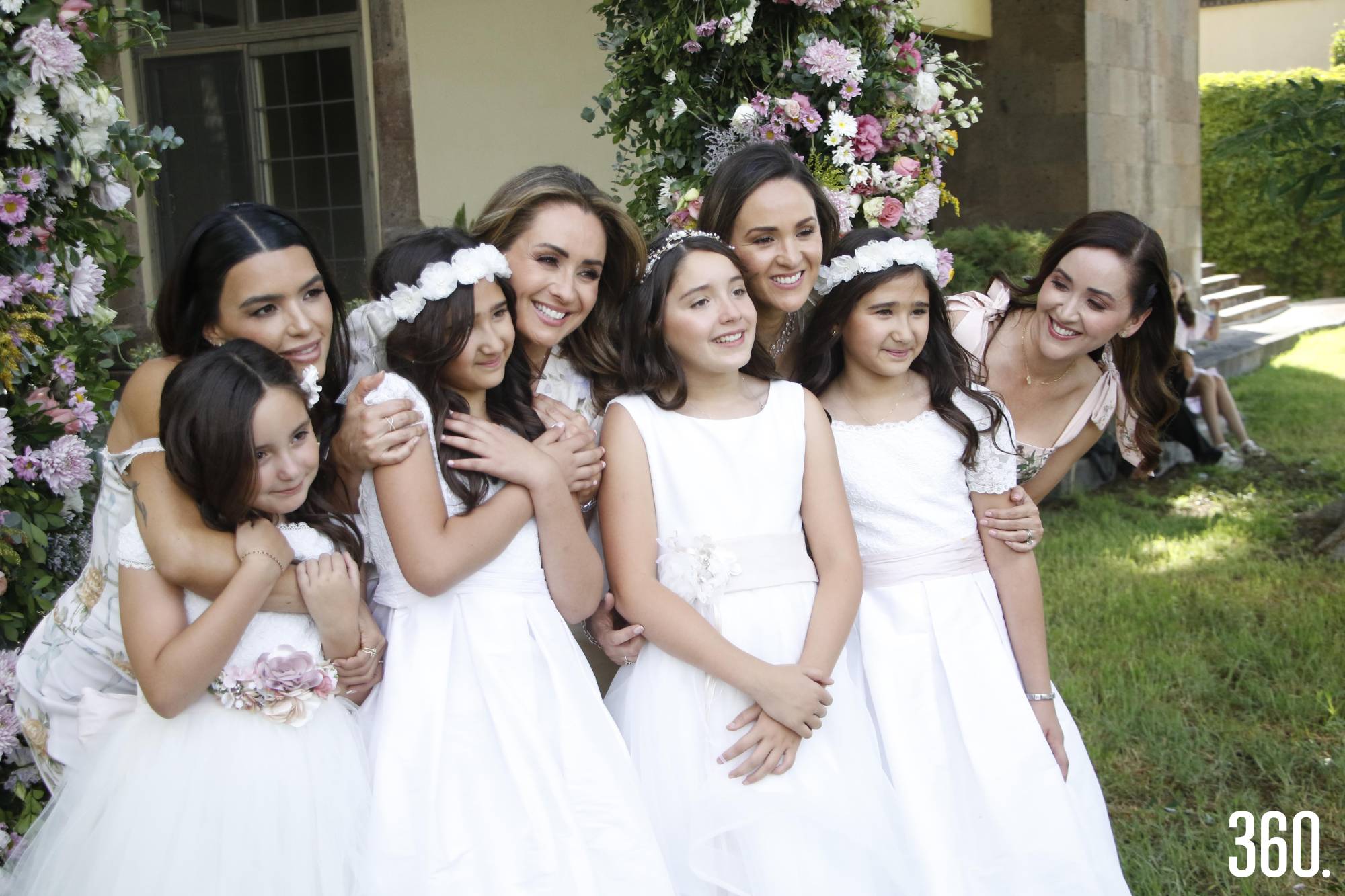 $!Las niñas con sus madrinas.