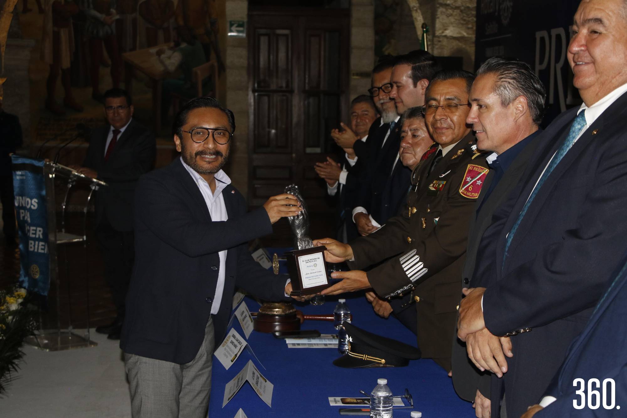 $!Alberto Xicoténcatl recibiendo su reconocimiento.