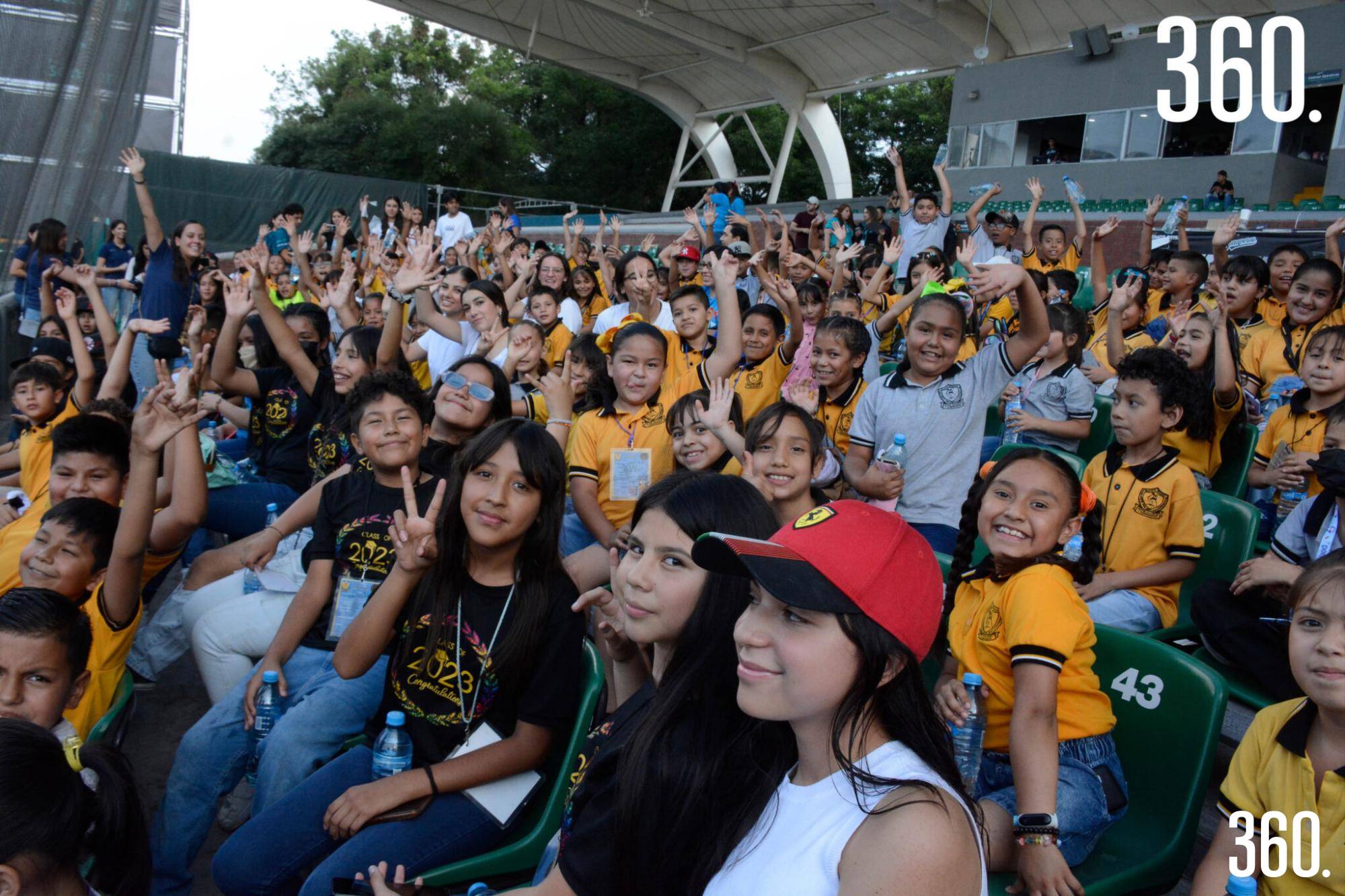 $!250 alumnos de la escuela primaria Alma Marie Prescott Sullivan disfrutaron del juego entre los Saraperos de Saltillo y los Guerreros de Oaxaca.