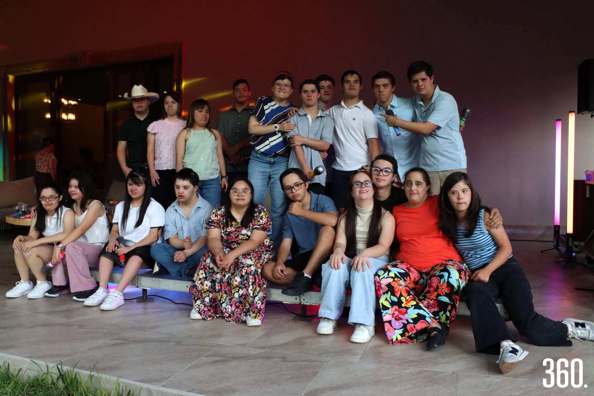 $!El festejado con sus amigos y amigas.