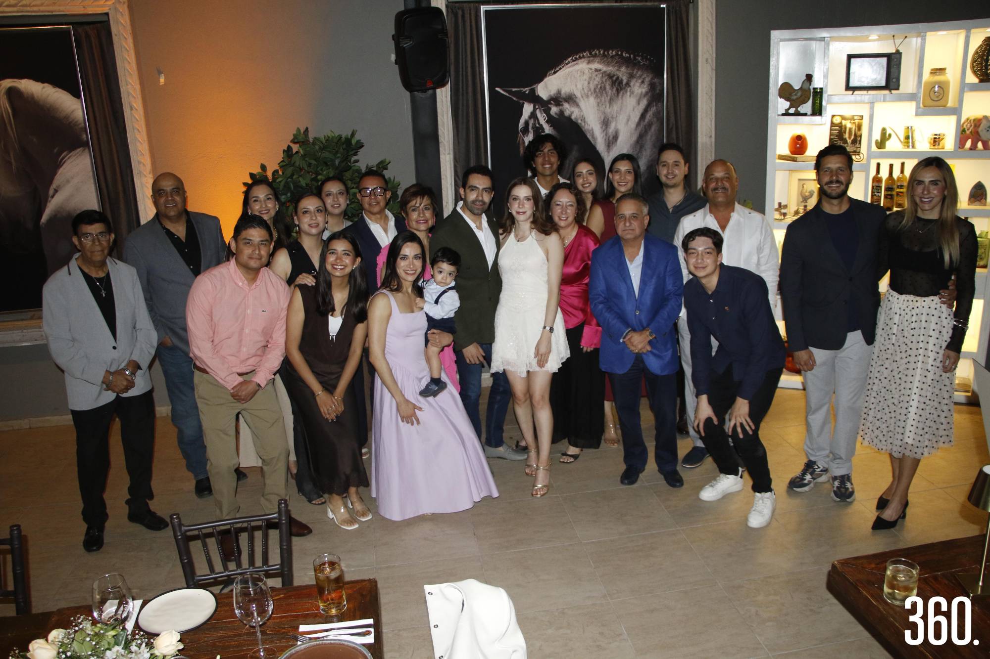 $!Familia y amigos reunidos para festejar el compromiso entre Antonio y Sofía.
