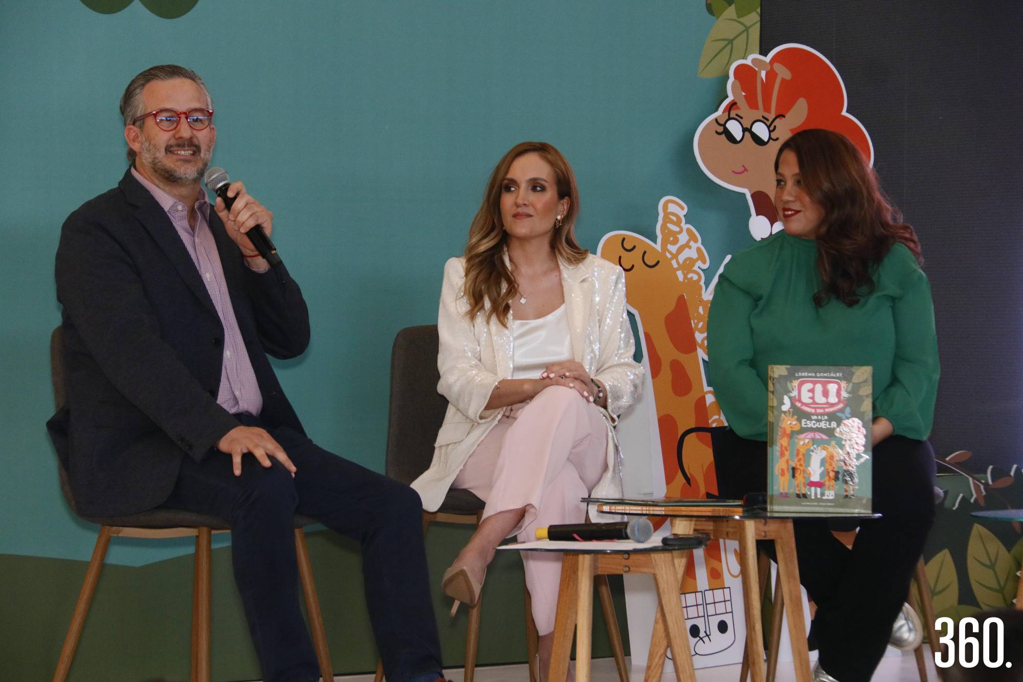 $!Emanuel Garza Fishburn, Lorena González y Alejandra Peart presentaron el libro “Eli La Jirafa sin manchas va a la Escuela”.