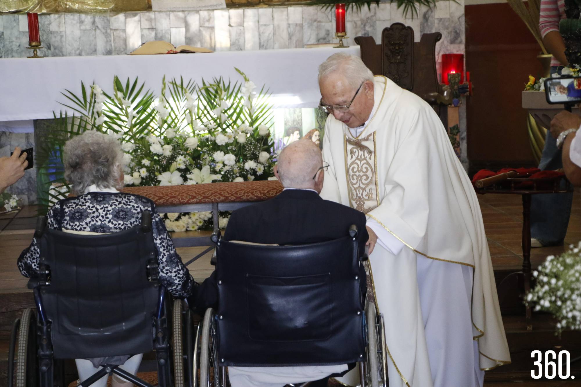 $!El sacerdote bendijo al matrimonio.